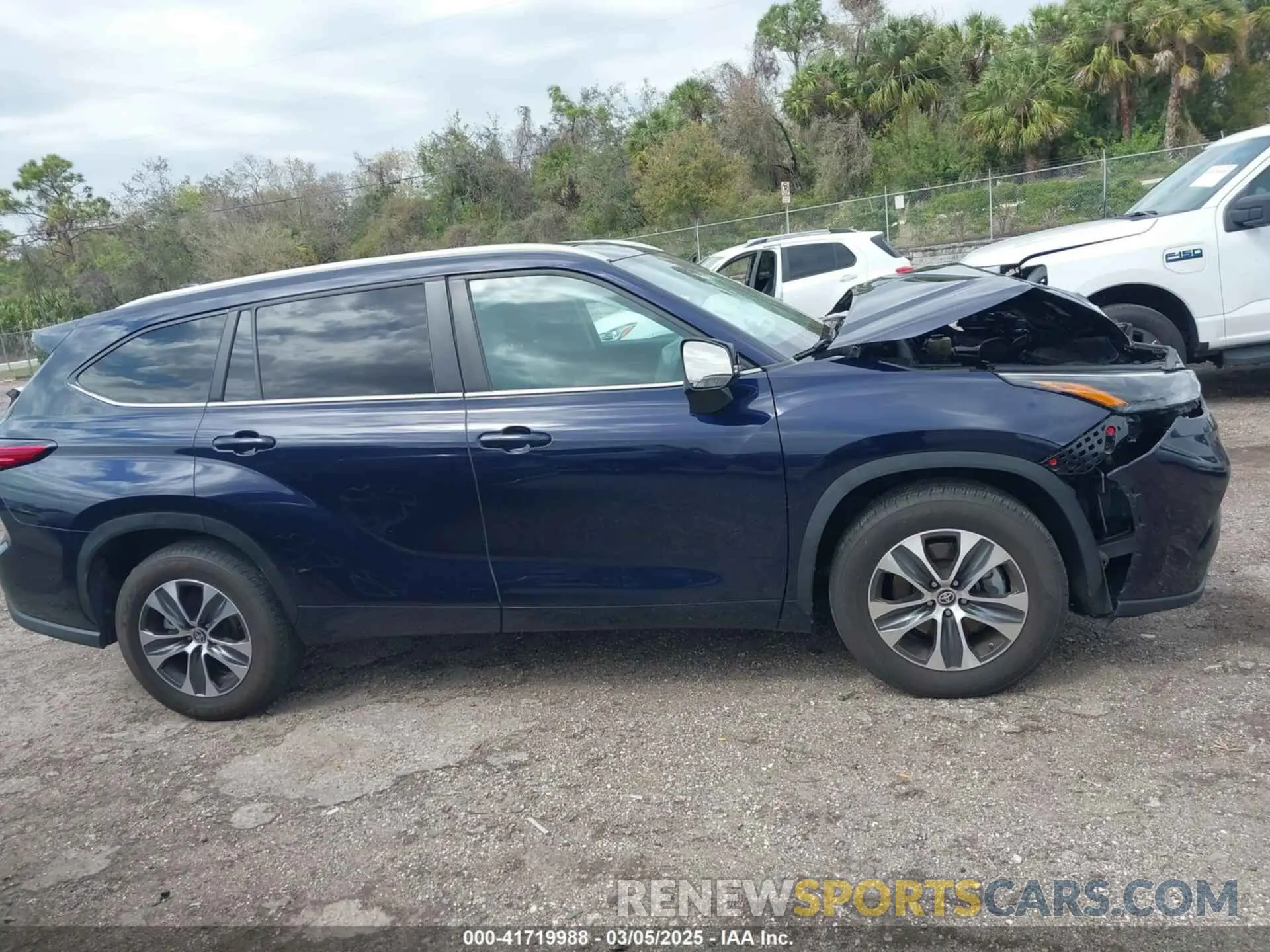 13 Photograph of a damaged car 5TDKDRAH8PS045667 TOYOTA HIGHLANDER 2023