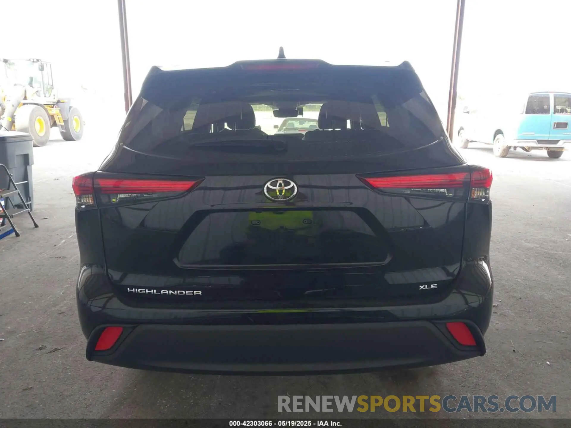 17 Photograph of a damaged car 5TDKDRAH8PS511517 TOYOTA HIGHLANDER 2023