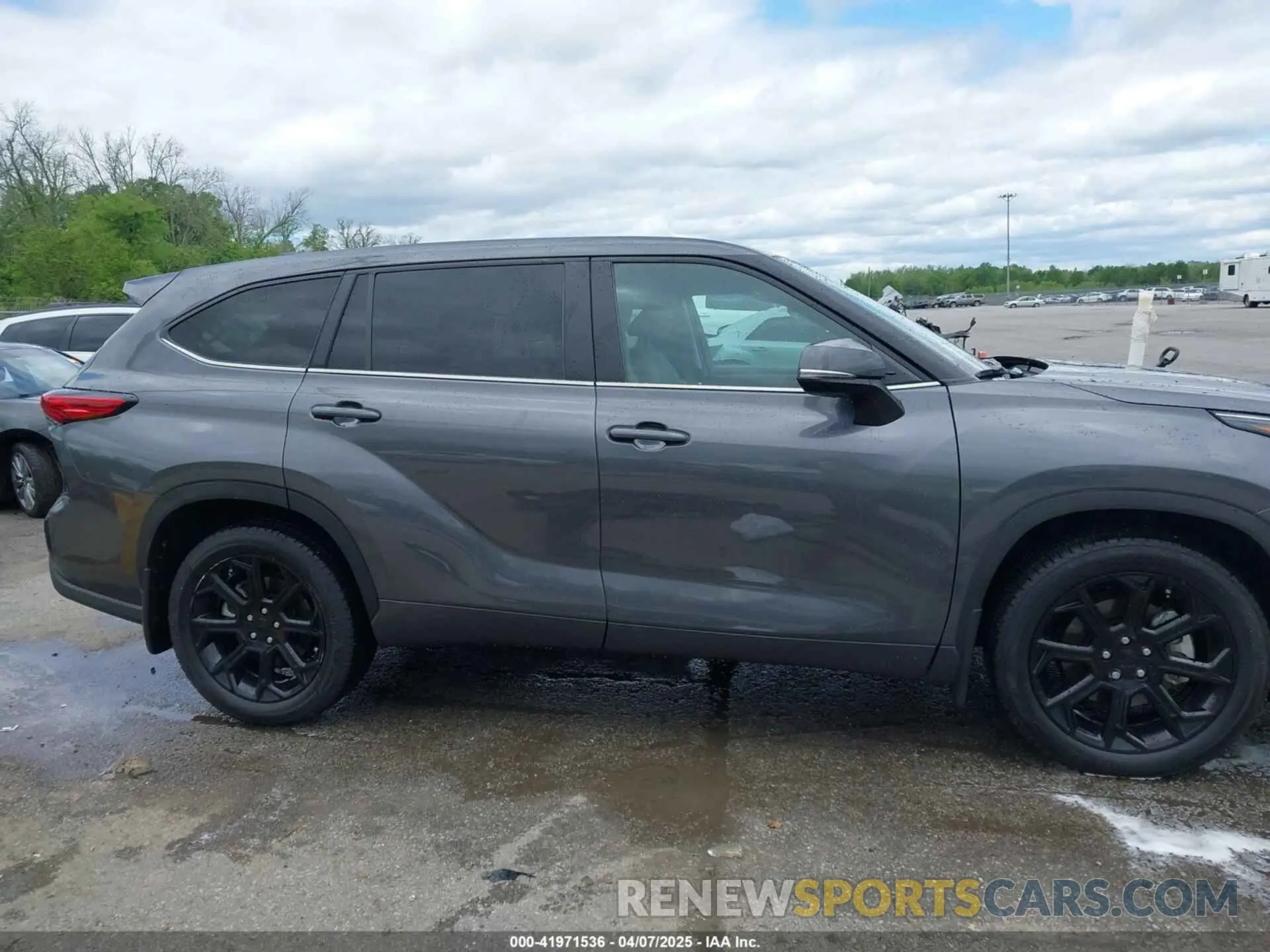 13 Photograph of a damaged car 5TDKDRAH8PS512327 TOYOTA HIGHLANDER 2023