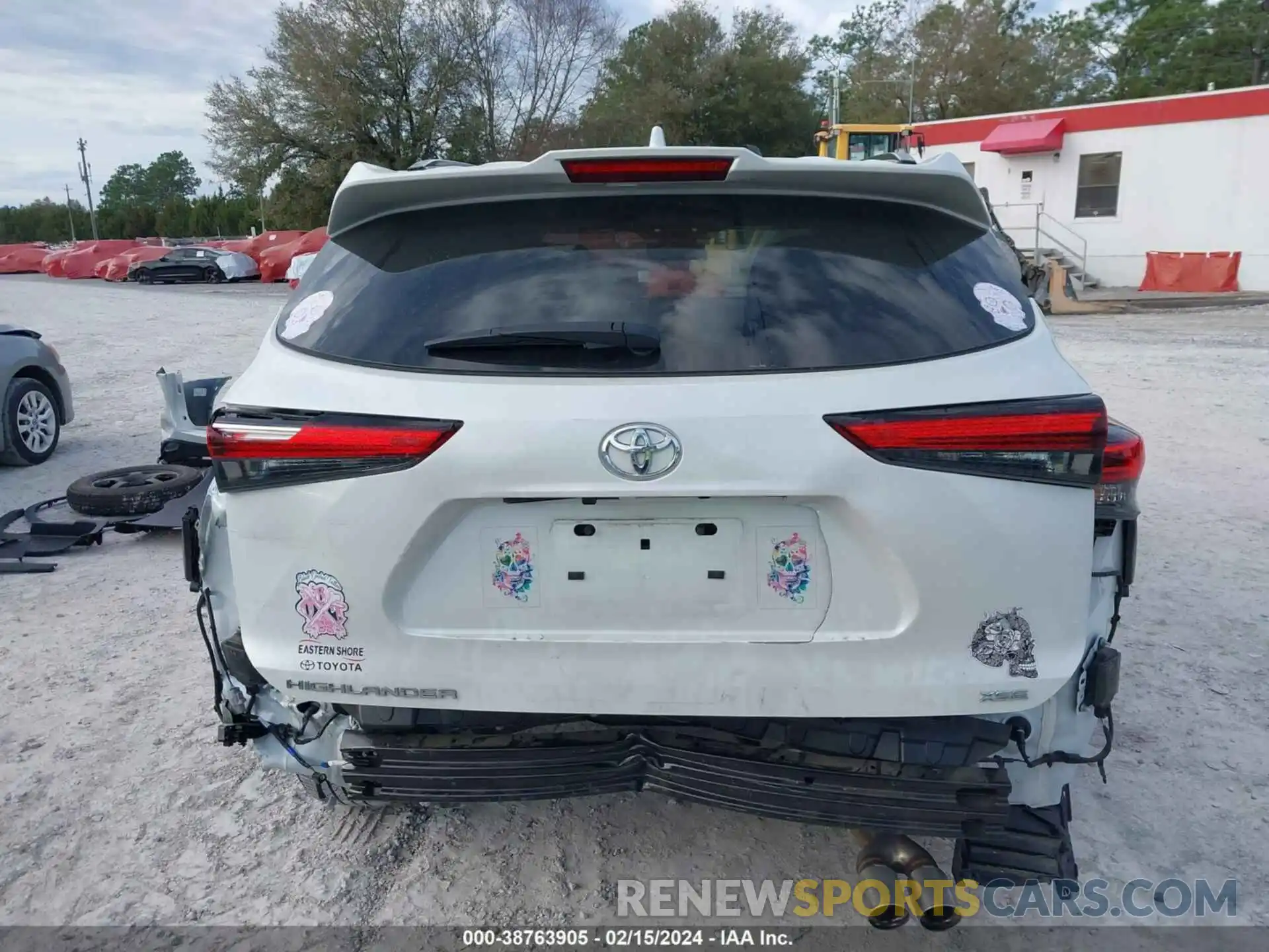 17 Photograph of a damaged car 5TDKDRAH9PS023175 TOYOTA HIGHLANDER 2023