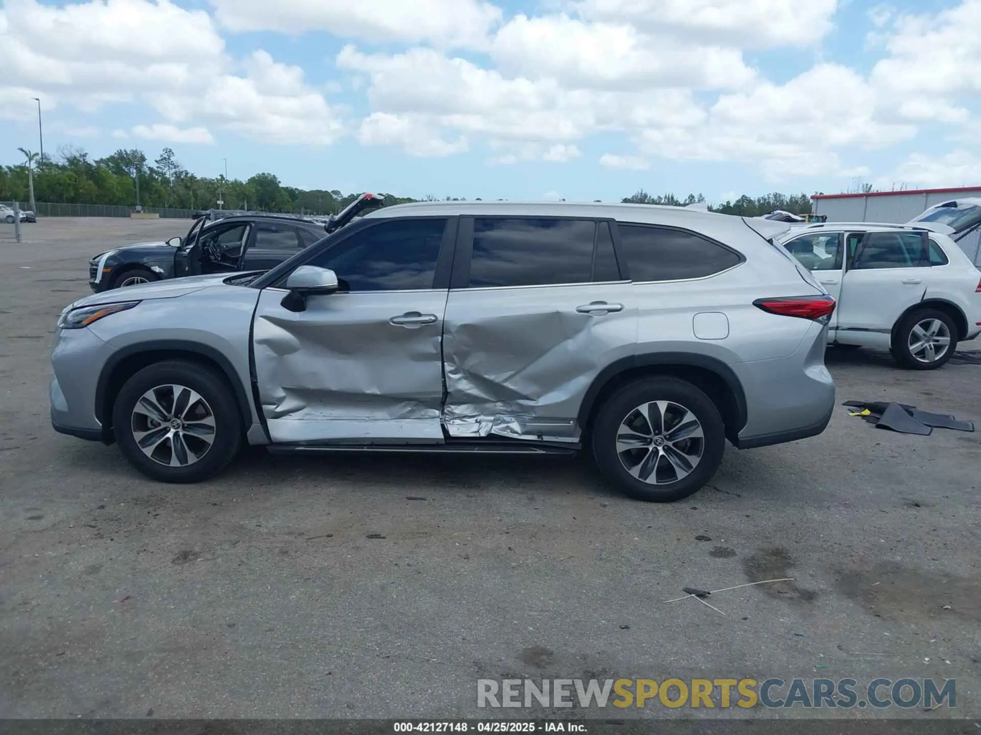 14 Photograph of a damaged car 5TDKDRAH9PS504169 TOYOTA HIGHLANDER 2023