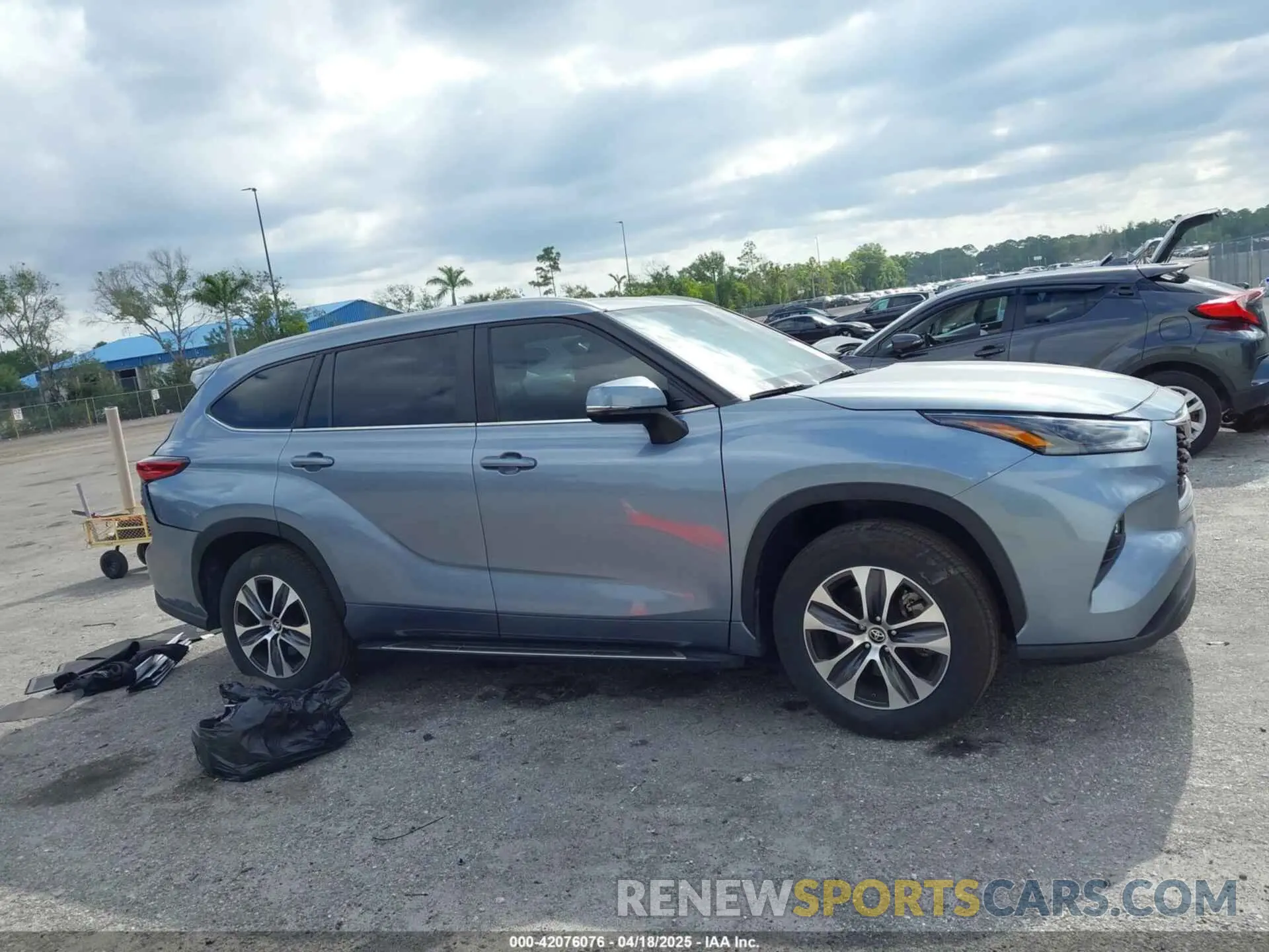 13 Photograph of a damaged car 5TDKDRAHXPS504973 TOYOTA HIGHLANDER 2023