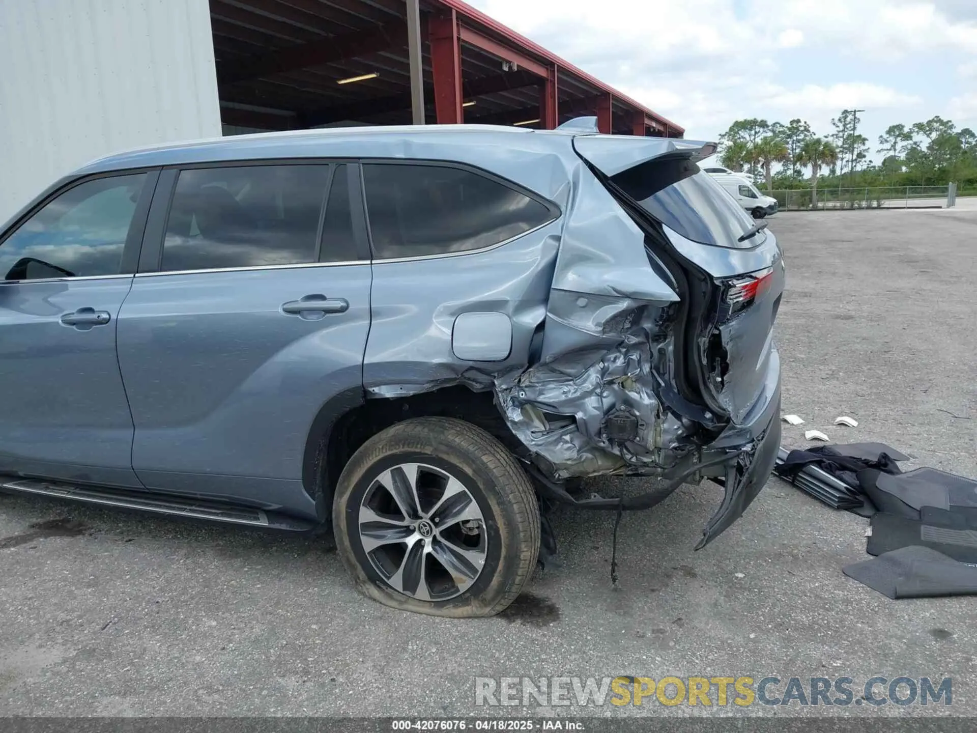 17 Photograph of a damaged car 5TDKDRAHXPS504973 TOYOTA HIGHLANDER 2023