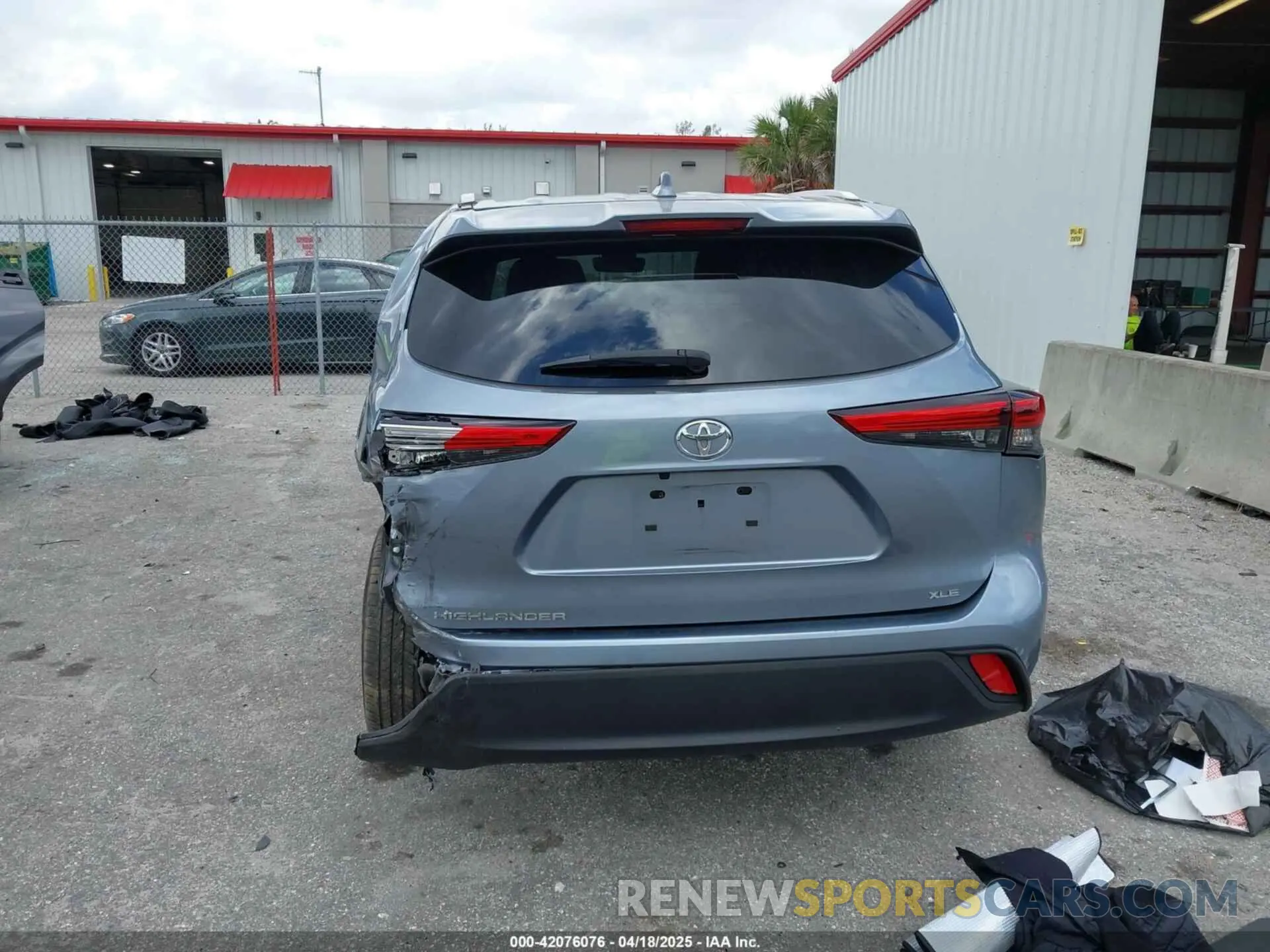 18 Photograph of a damaged car 5TDKDRAHXPS504973 TOYOTA HIGHLANDER 2023