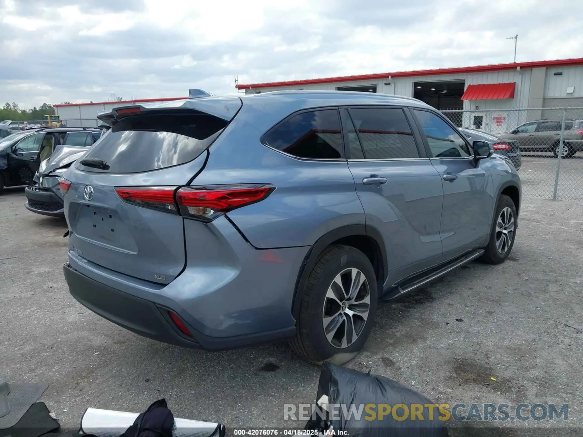 4 Photograph of a damaged car 5TDKDRAHXPS504973 TOYOTA HIGHLANDER 2023