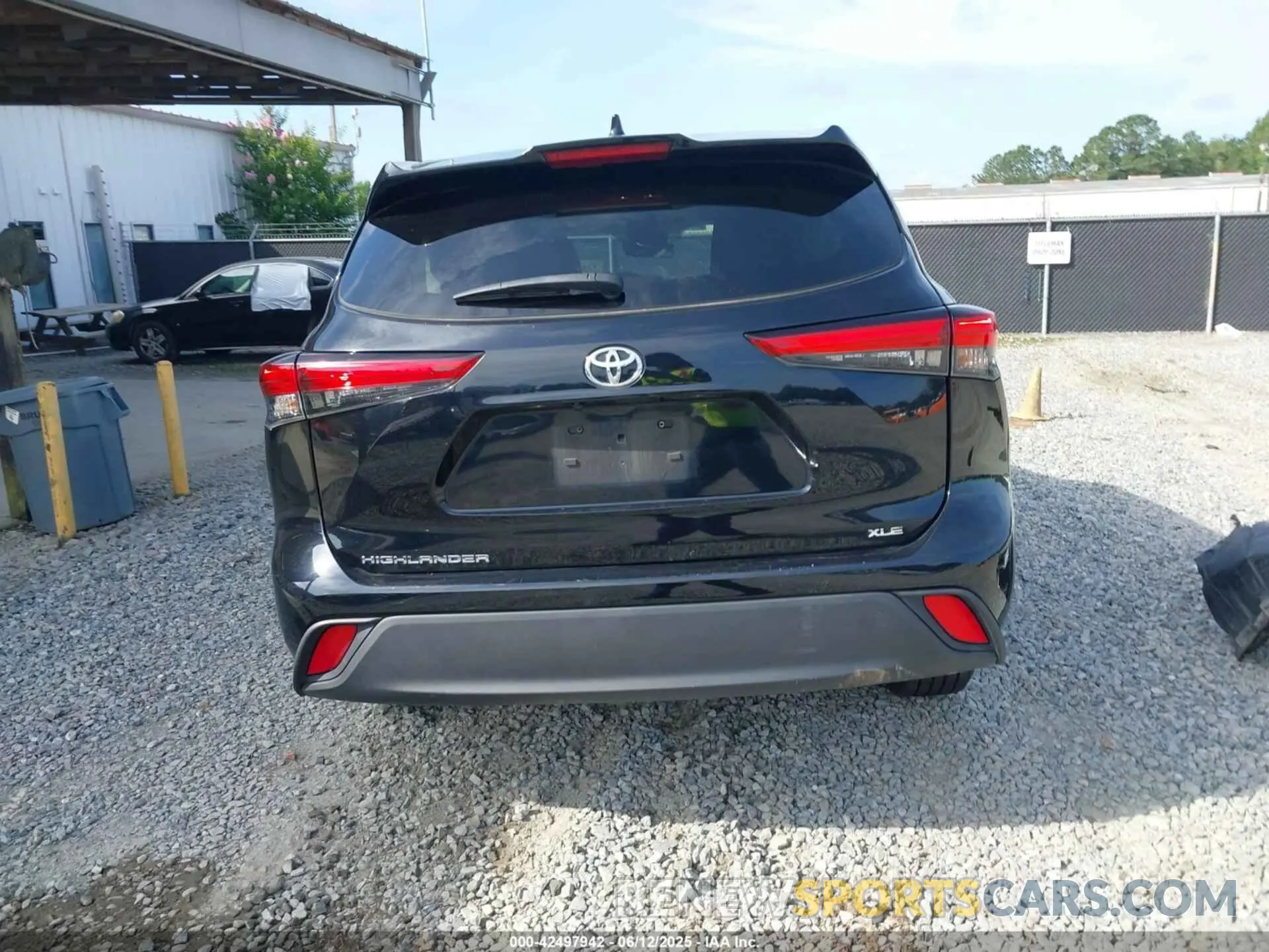 17 Photograph of a damaged car 5TDKDRAHXPS511843 TOYOTA HIGHLANDER 2023
