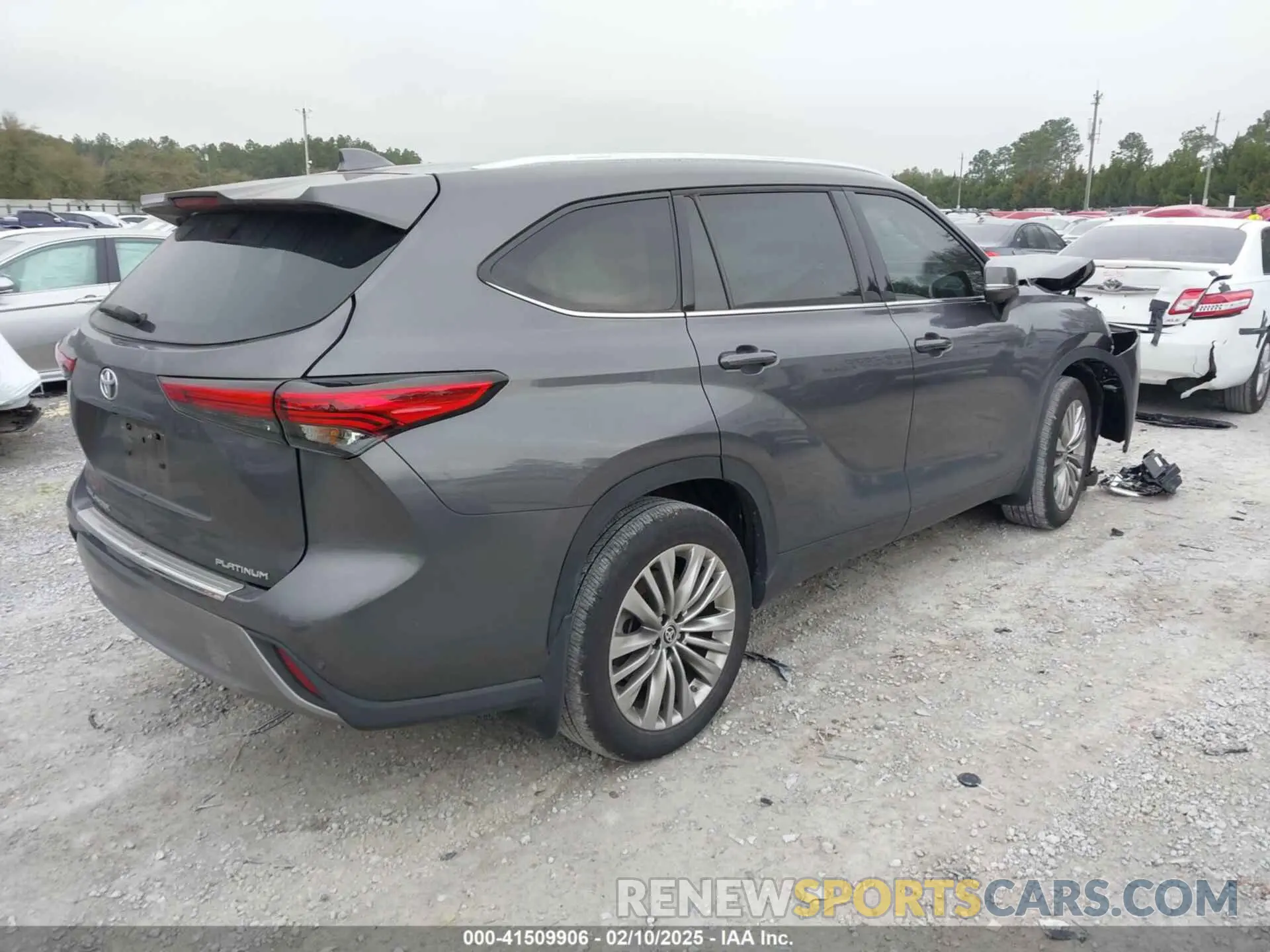 4 Photograph of a damaged car 5TDKDRAHXPS516119 TOYOTA HIGHLANDER 2023