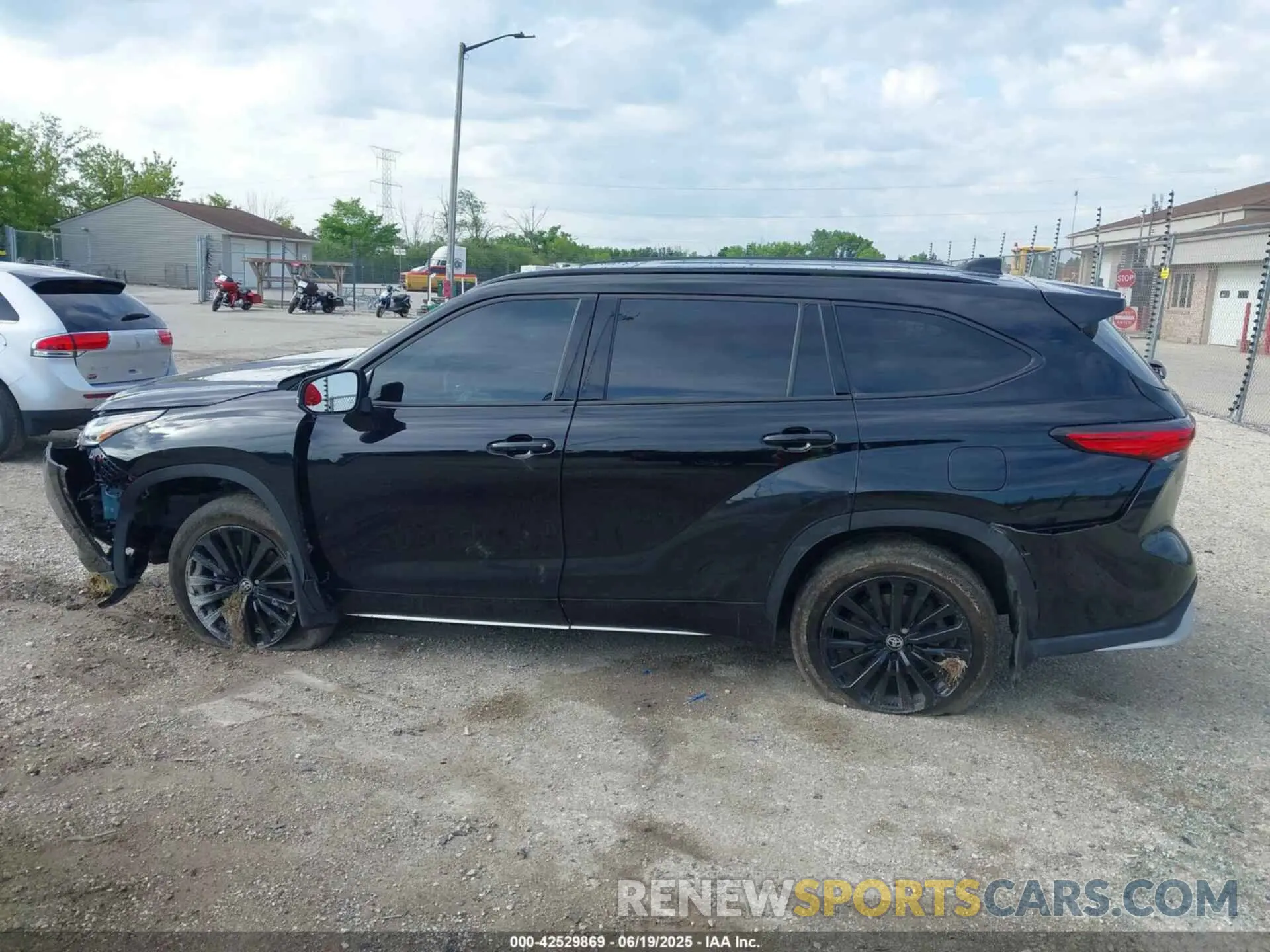 14 Photograph of a damaged car 5TDKDRBH0PS509825 TOYOTA HIGHLANDER 2023