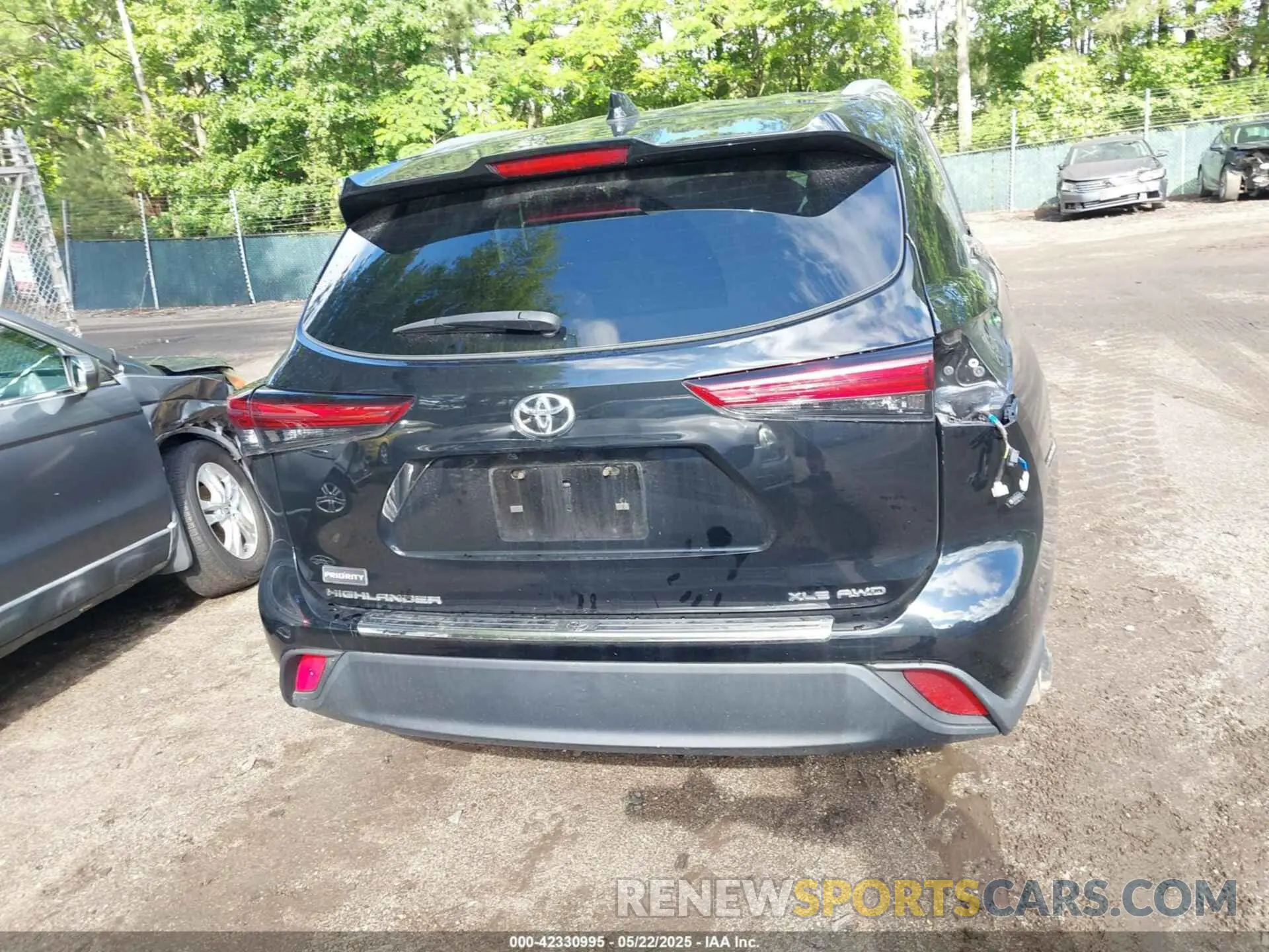 17 Photograph of a damaged car 5TDKDRBH2PS503377 TOYOTA HIGHLANDER 2023