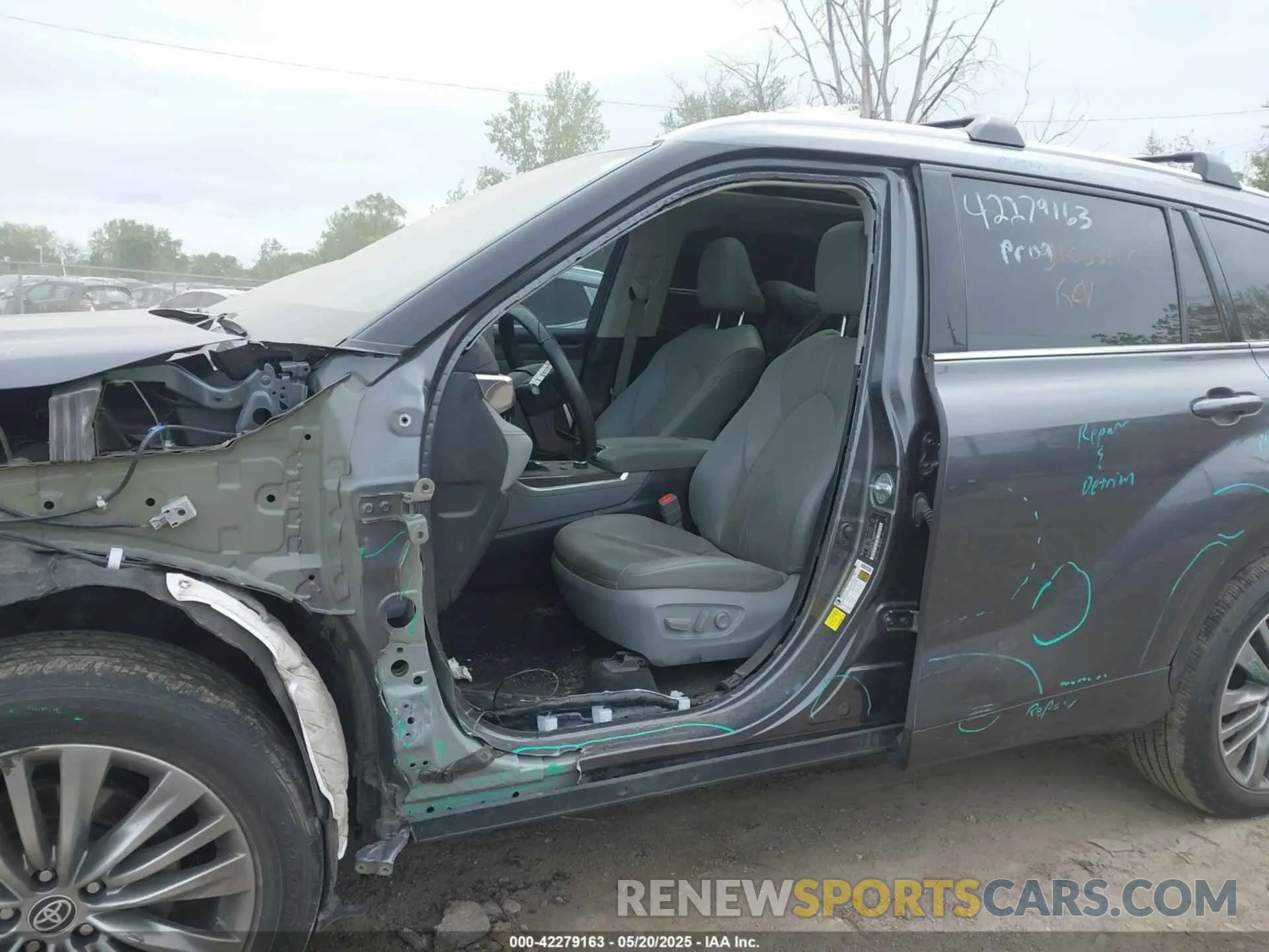 17 Photograph of a damaged car 5TDKDRBH4PS000921 TOYOTA HIGHLANDER 2023