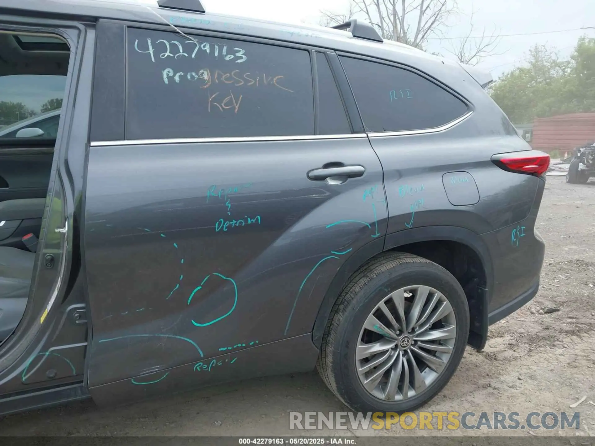18 Photograph of a damaged car 5TDKDRBH4PS000921 TOYOTA HIGHLANDER 2023