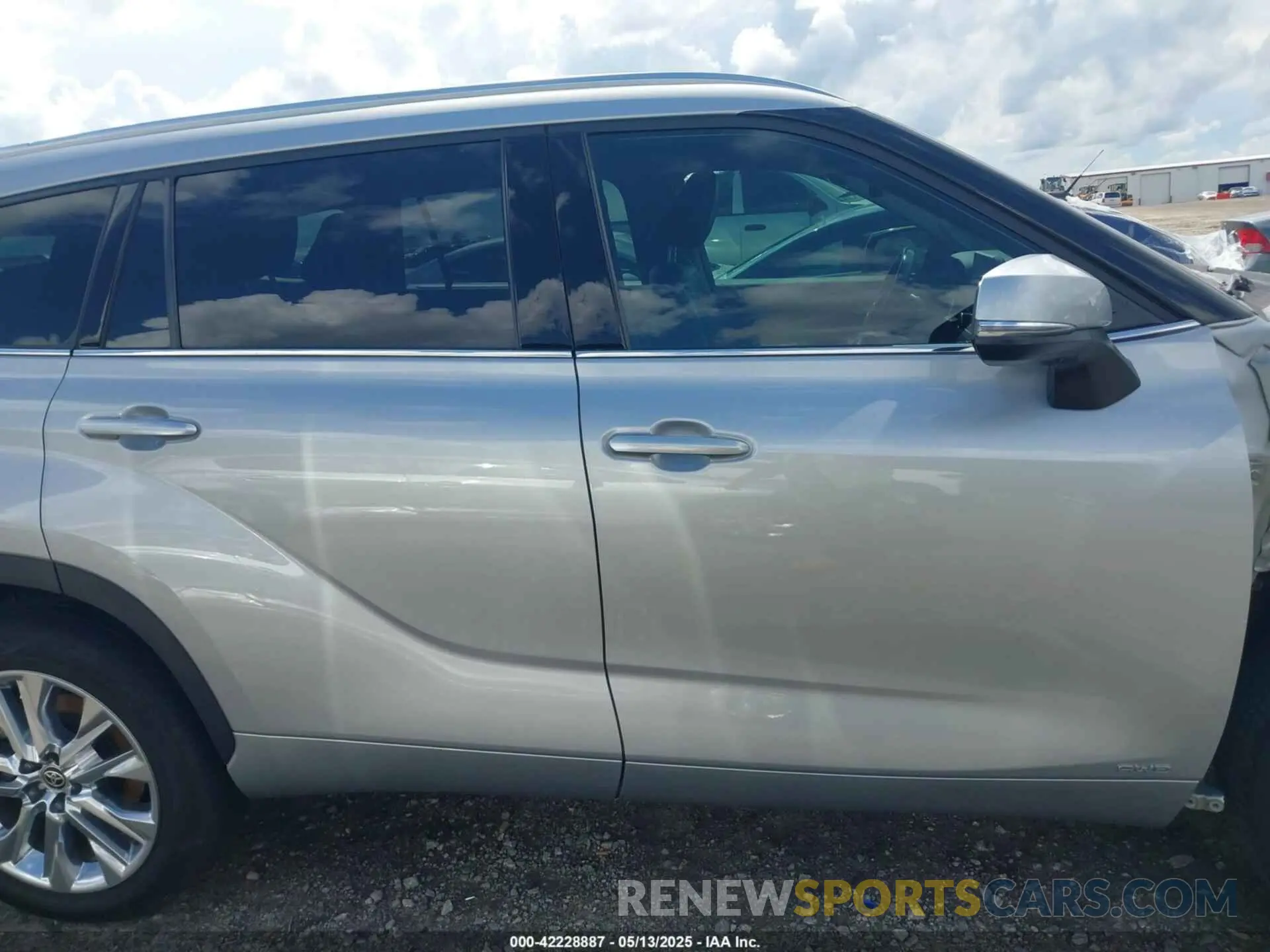14 Photograph of a damaged car 5TDXBRCHXPS583604 TOYOTA HIGHLANDER 2023