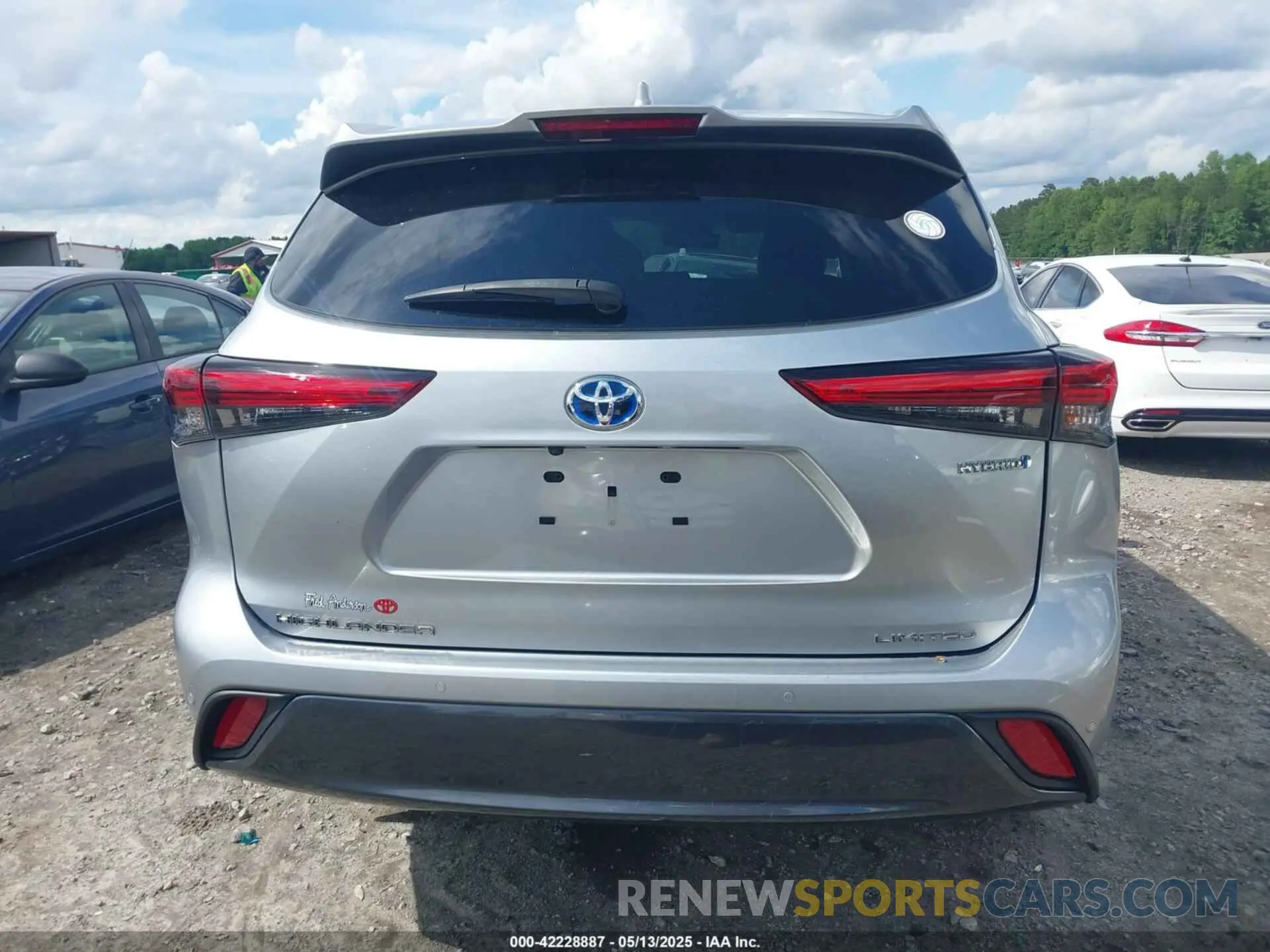 17 Photograph of a damaged car 5TDXBRCHXPS583604 TOYOTA HIGHLANDER 2023