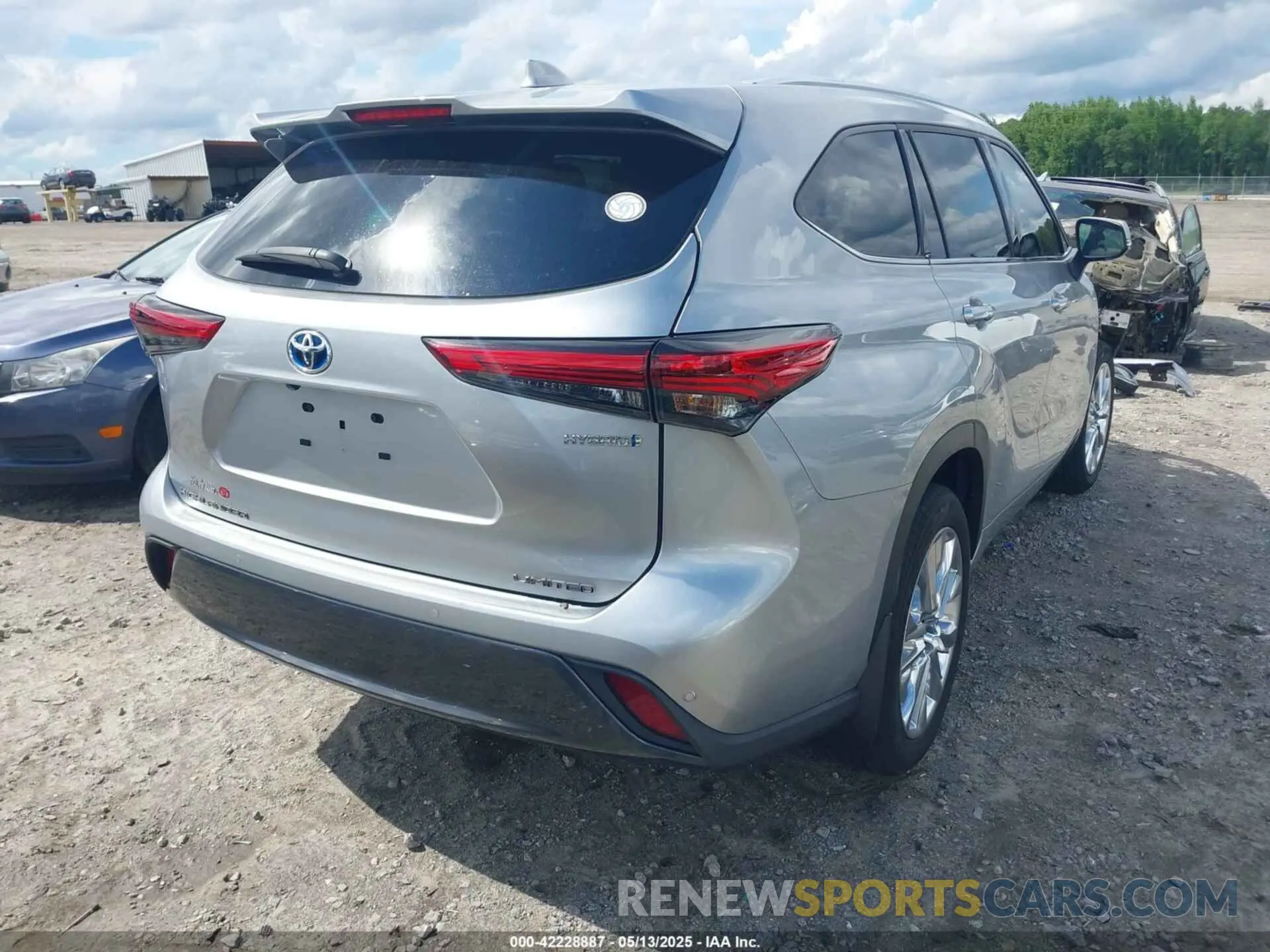4 Photograph of a damaged car 5TDXBRCHXPS583604 TOYOTA HIGHLANDER 2023