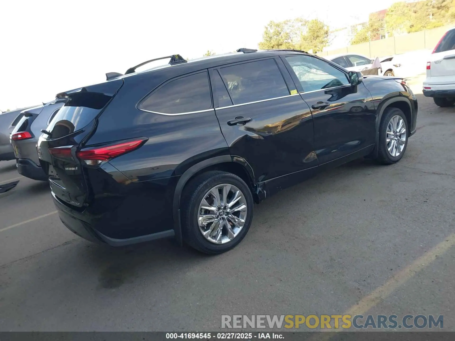 4 Photograph of a damaged car 5TDYARAH5PS022947 TOYOTA HIGHLANDER 2023