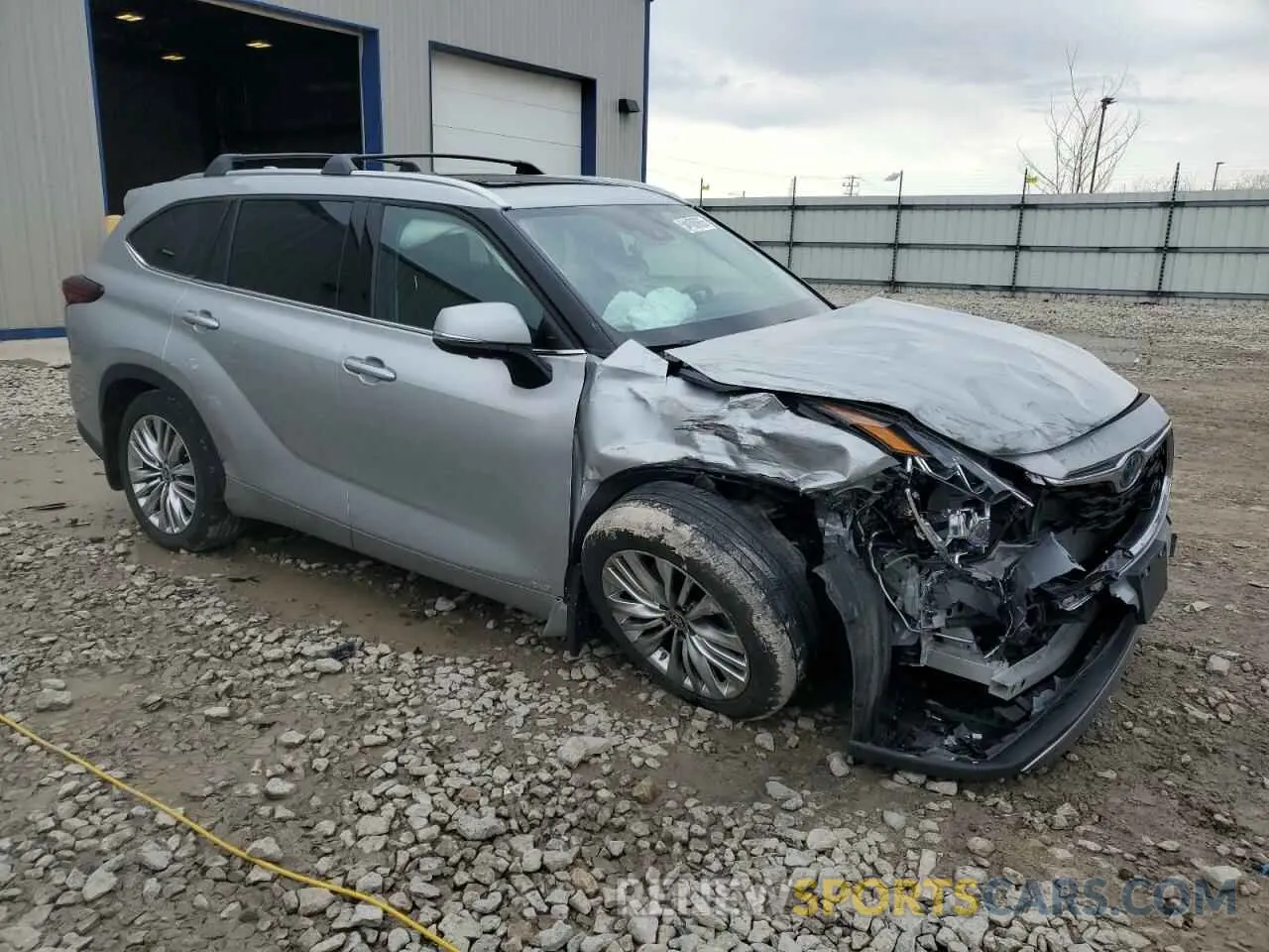 4 Photograph of a damaged car 5TDEBRCHXRS603912 TOYOTA HIGHLANDER 2024
