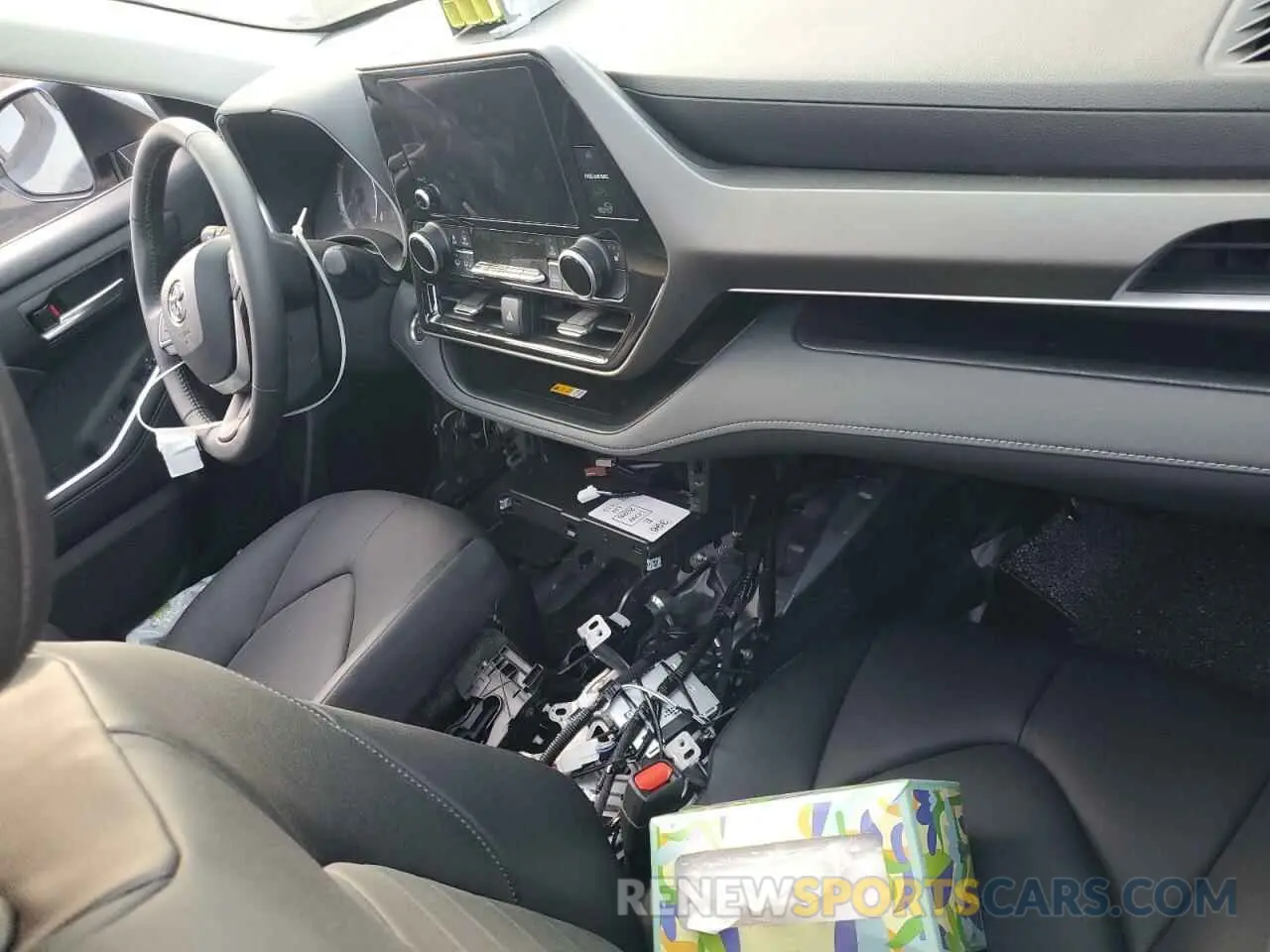 8 Photograph of a damaged car 5TDKBRCH2RS635837 TOYOTA HIGHLANDER 2024