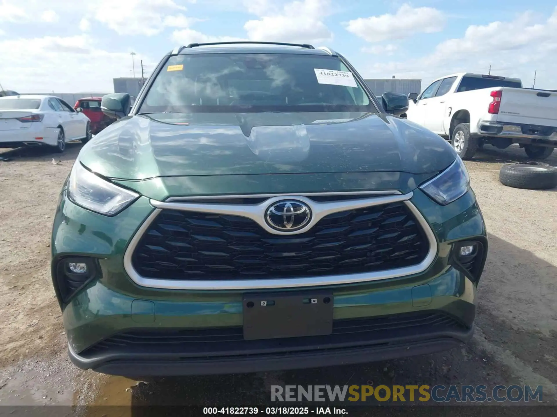 12 Photograph of a damaged car 5TDKDRAH0RS528069 TOYOTA HIGHLANDER 2024