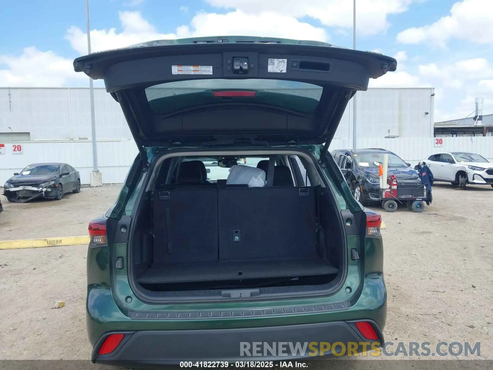 17 Photograph of a damaged car 5TDKDRAH0RS528069 TOYOTA HIGHLANDER 2024