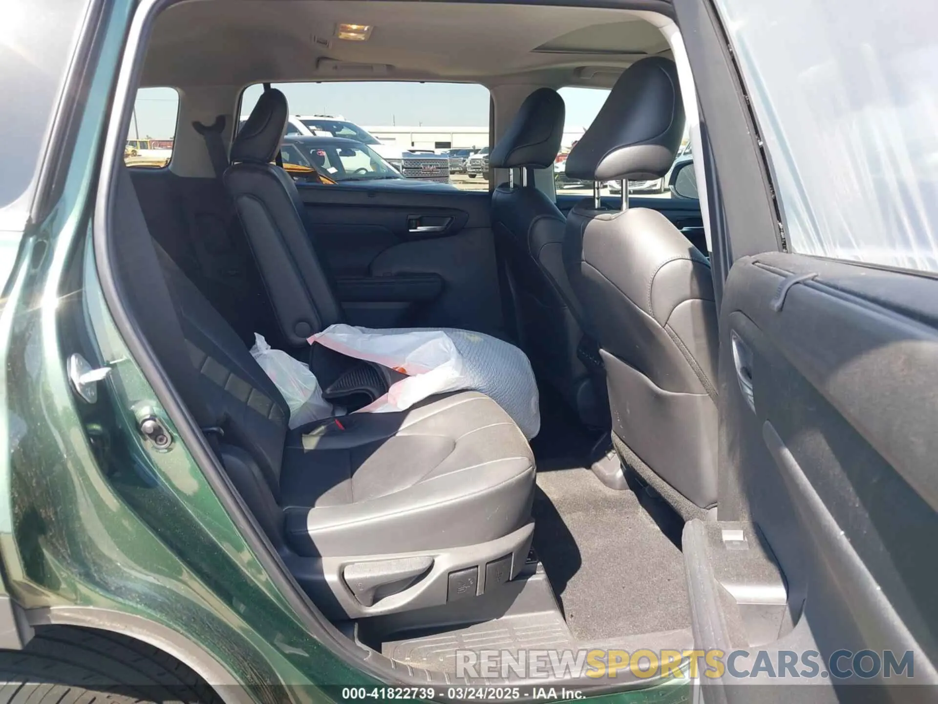 8 Photograph of a damaged car 5TDKDRAH0RS528069 TOYOTA HIGHLANDER 2024