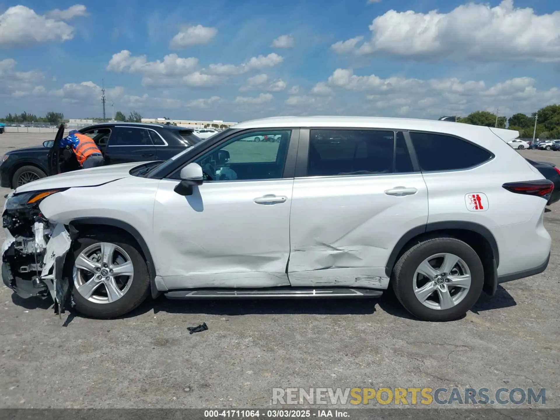 14 Photograph of a damaged car 5TDKDRAH0RS538018 TOYOTA HIGHLANDER 2024