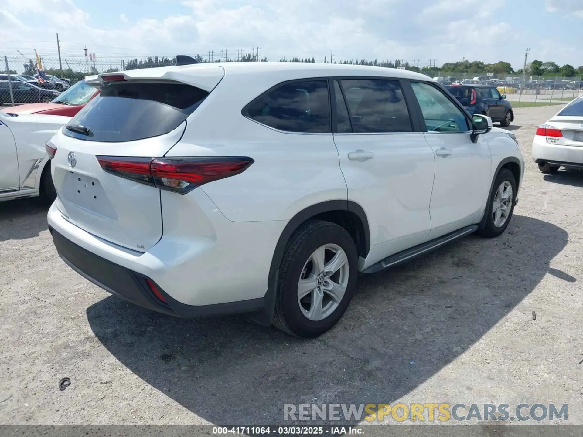 4 Photograph of a damaged car 5TDKDRAH0RS538018 TOYOTA HIGHLANDER 2024