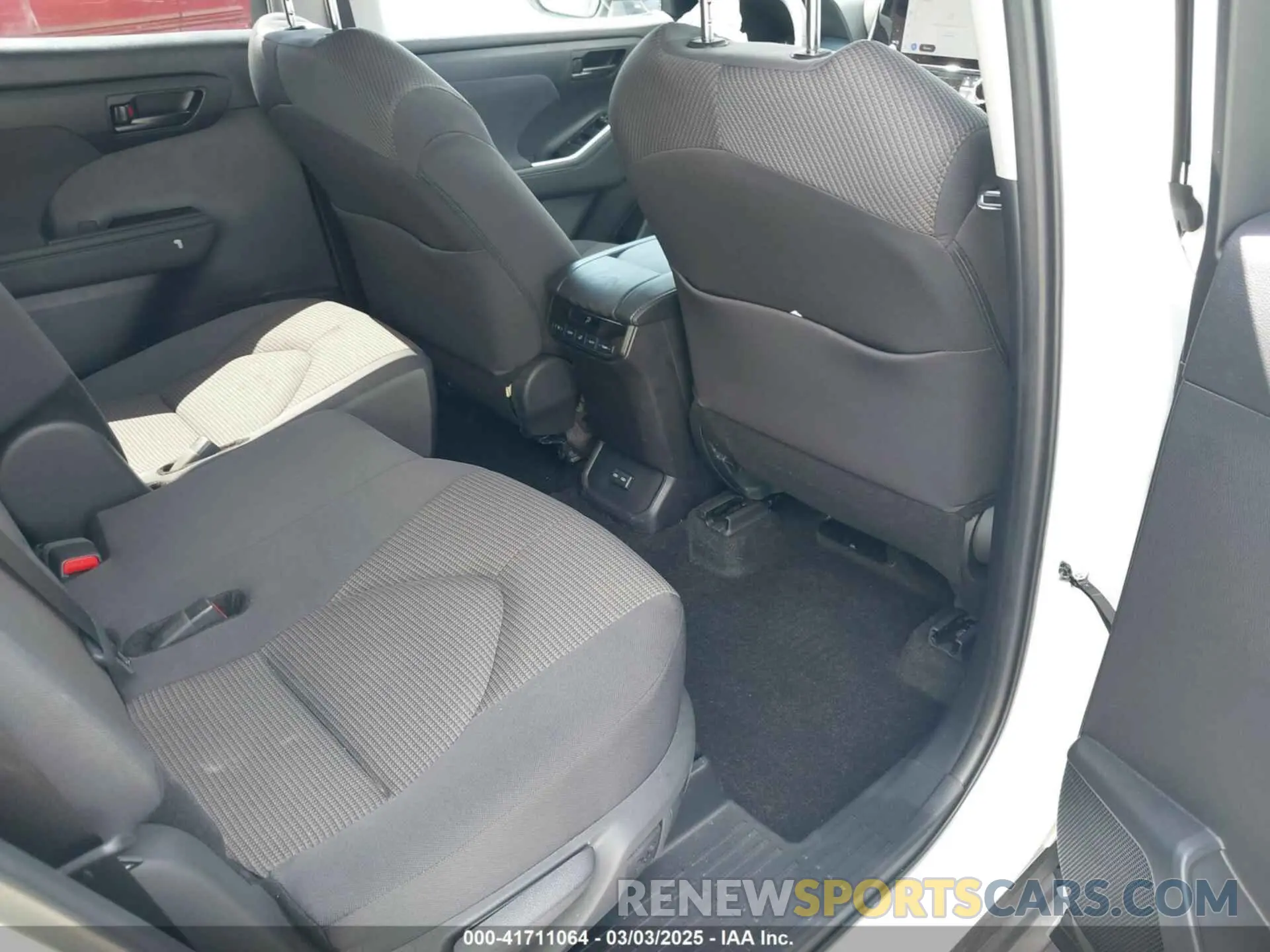 8 Photograph of a damaged car 5TDKDRAH0RS538018 TOYOTA HIGHLANDER 2024