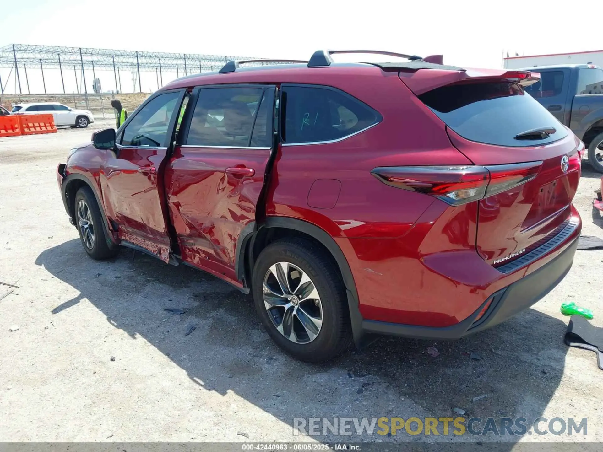3 Photograph of a damaged car 5TDKDRAH2RS542040 TOYOTA HIGHLANDER 2024