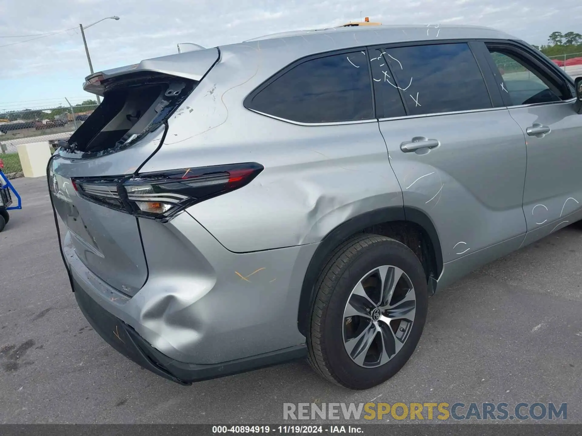 17 Photograph of a damaged car 5TDKDRAH3RS053551 TOYOTA HIGHLANDER 2024