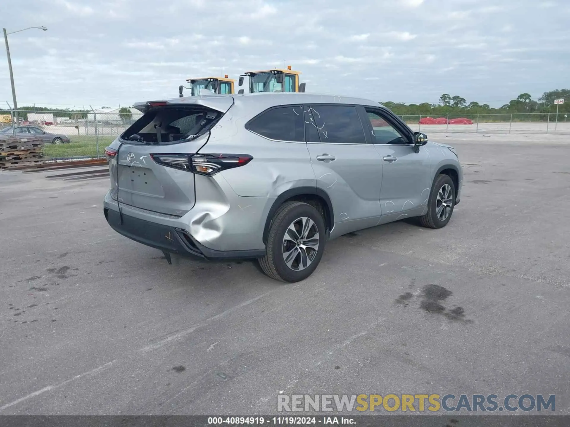 4 Photograph of a damaged car 5TDKDRAH3RS053551 TOYOTA HIGHLANDER 2024
