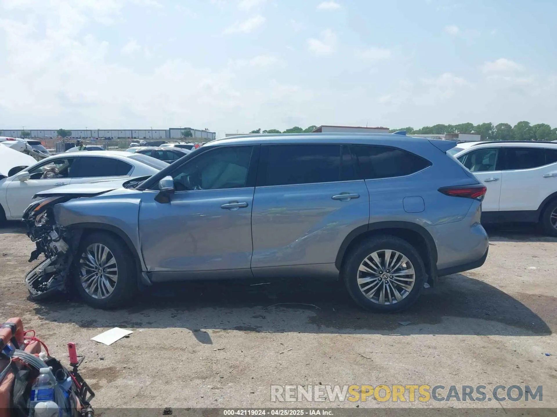 14 Photograph of a damaged car 5TDKDRAH3RS531743 TOYOTA HIGHLANDER 2024