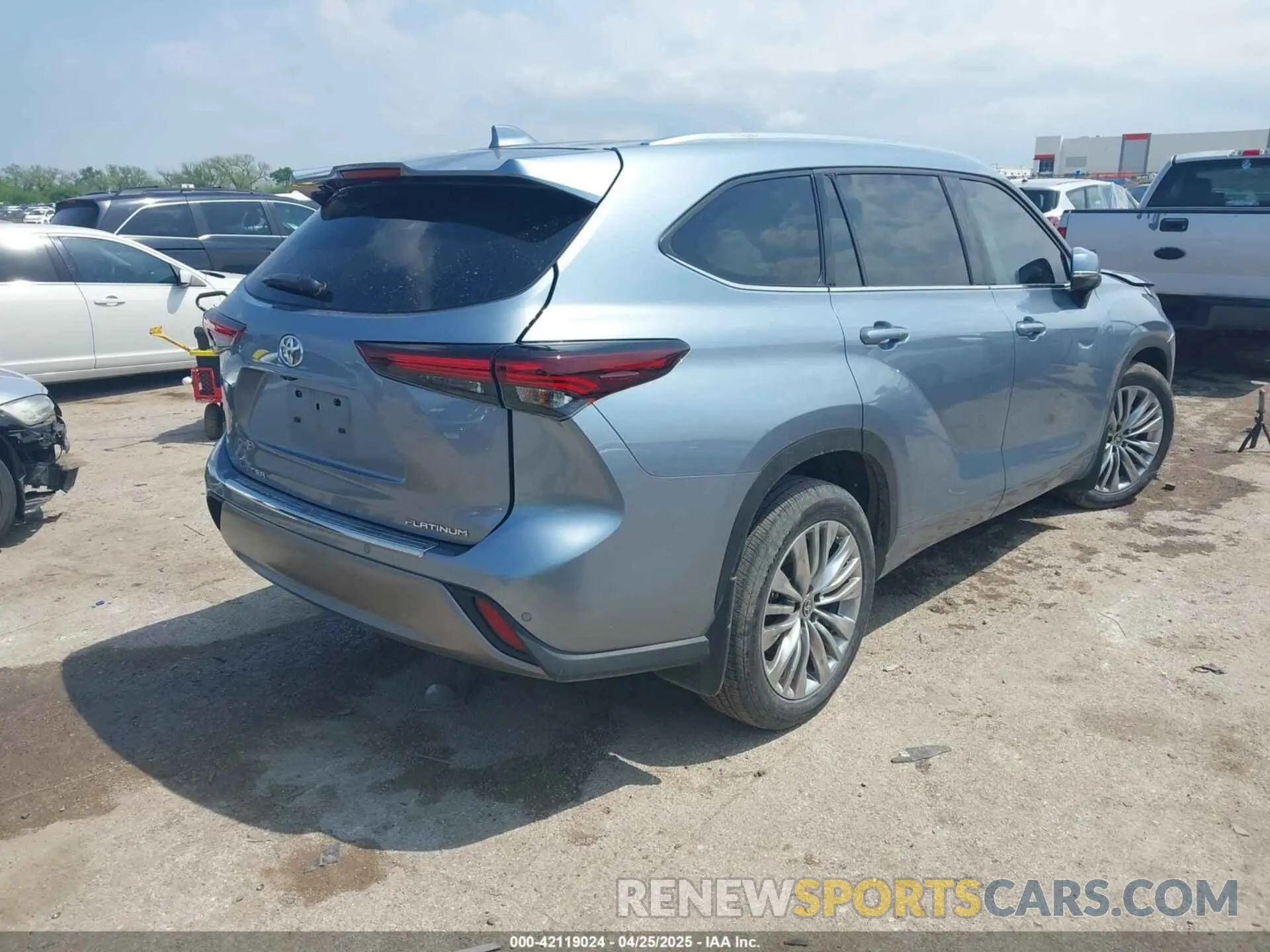 4 Photograph of a damaged car 5TDKDRAH3RS531743 TOYOTA HIGHLANDER 2024
