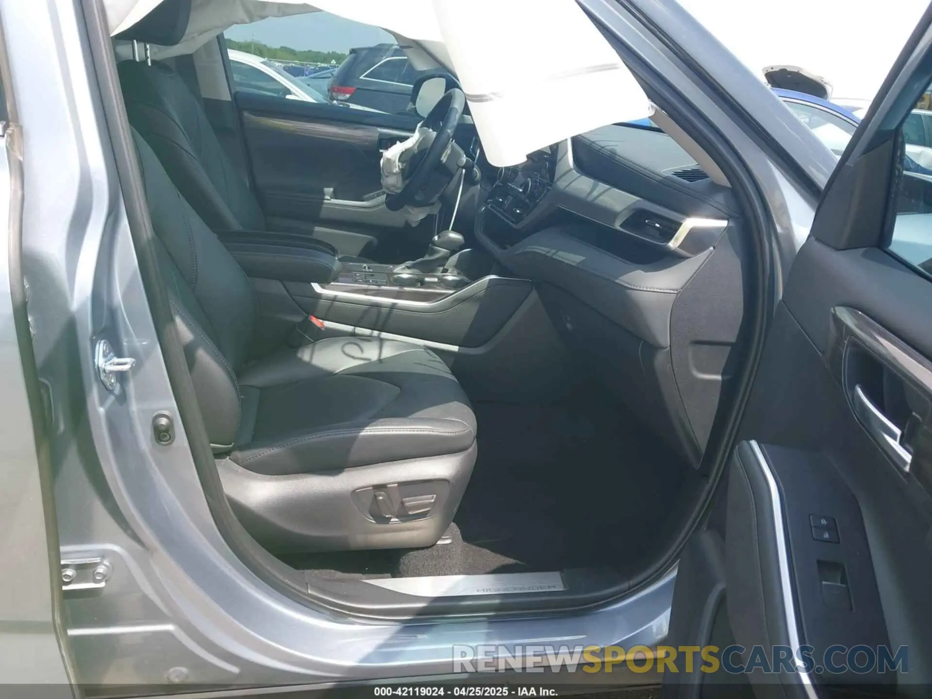 5 Photograph of a damaged car 5TDKDRAH3RS531743 TOYOTA HIGHLANDER 2024