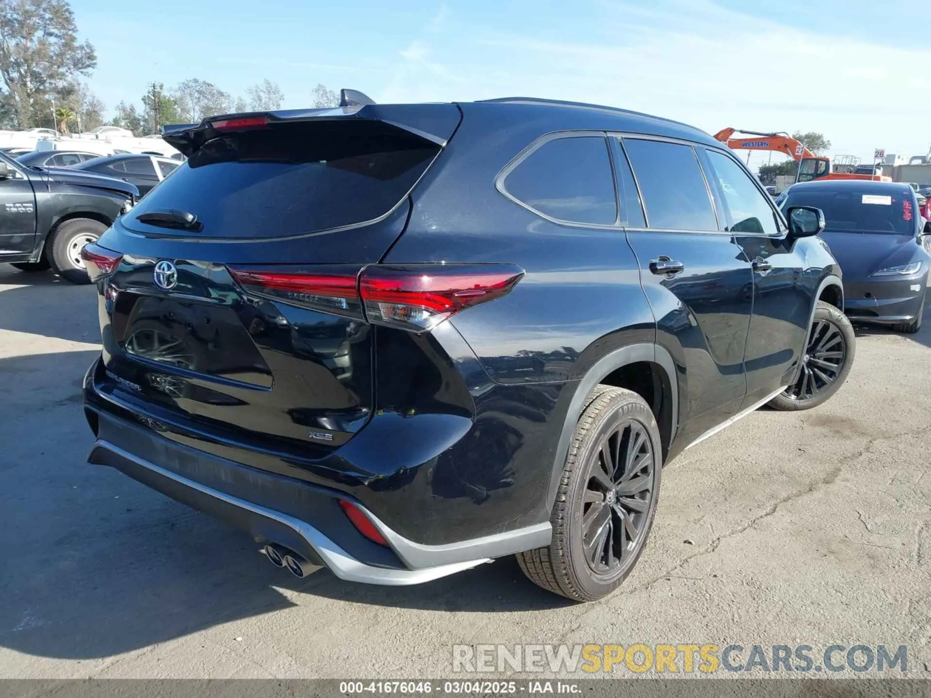 4 Photograph of a damaged car 5TDKDRAH7RS528621 TOYOTA HIGHLANDER 2024
