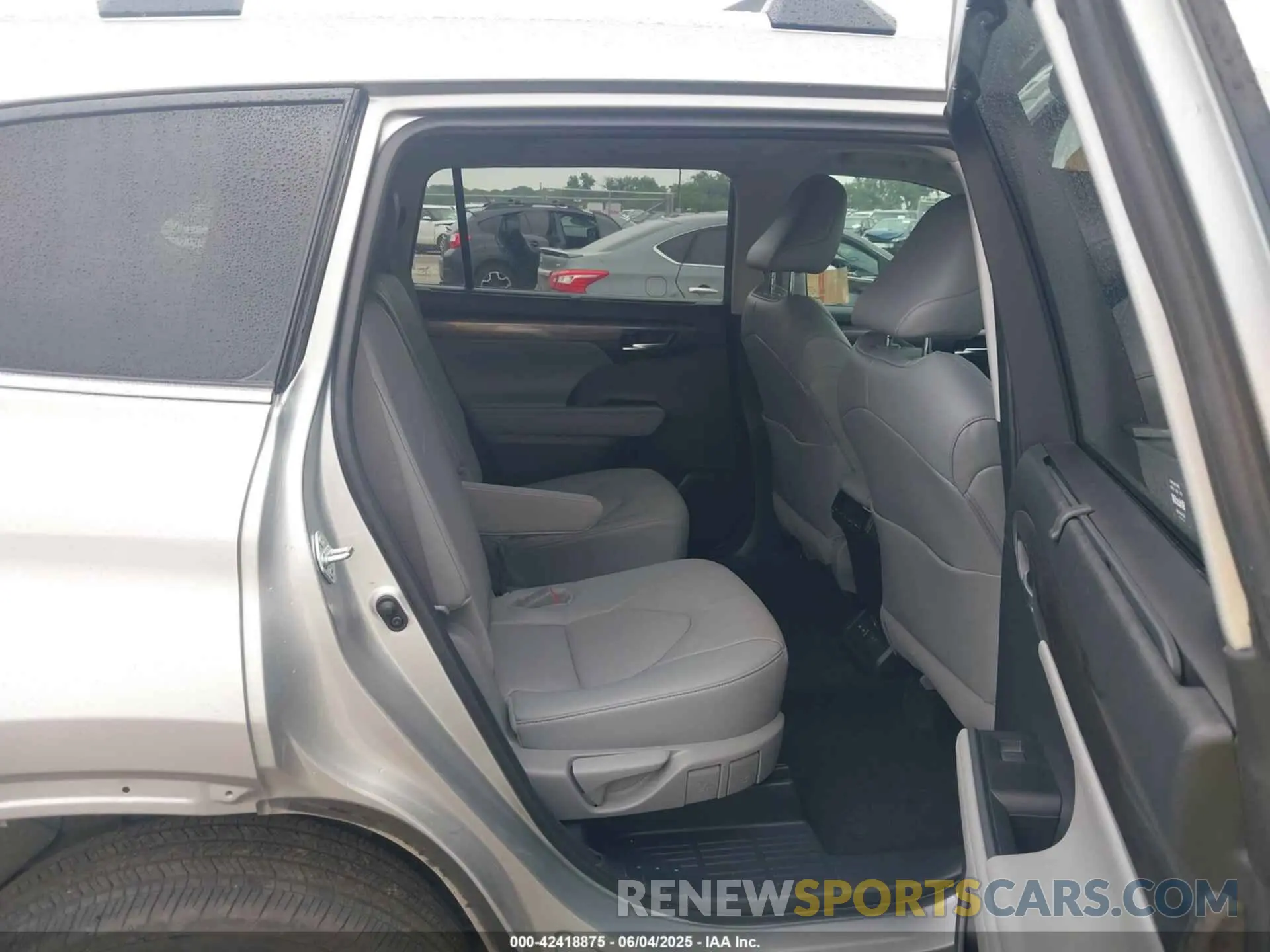 8 Photograph of a damaged car 5TDKDRAH8RS546948 TOYOTA HIGHLANDER 2024
