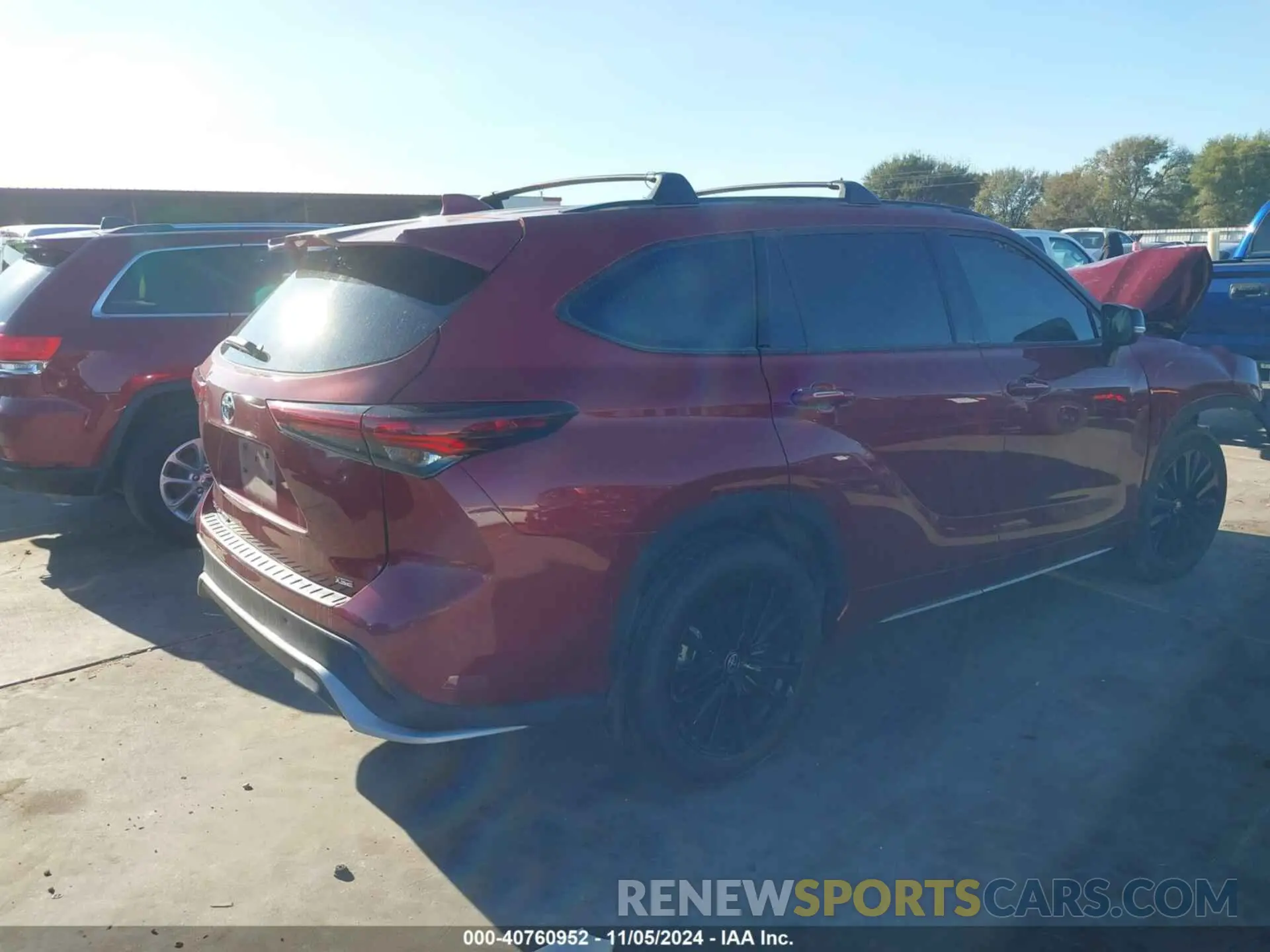 4 Photograph of a damaged car 5TDKDRAHXRS537037 TOYOTA HIGHLANDER 2024