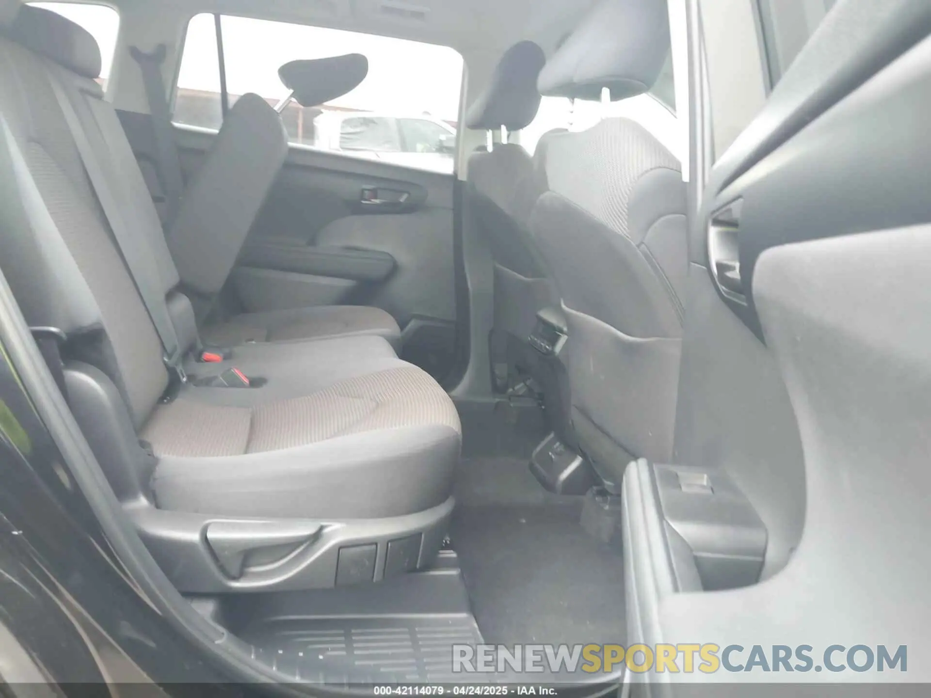 8 Photograph of a damaged car 5TDKDRBH2RS535491 TOYOTA HIGHLANDER 2024