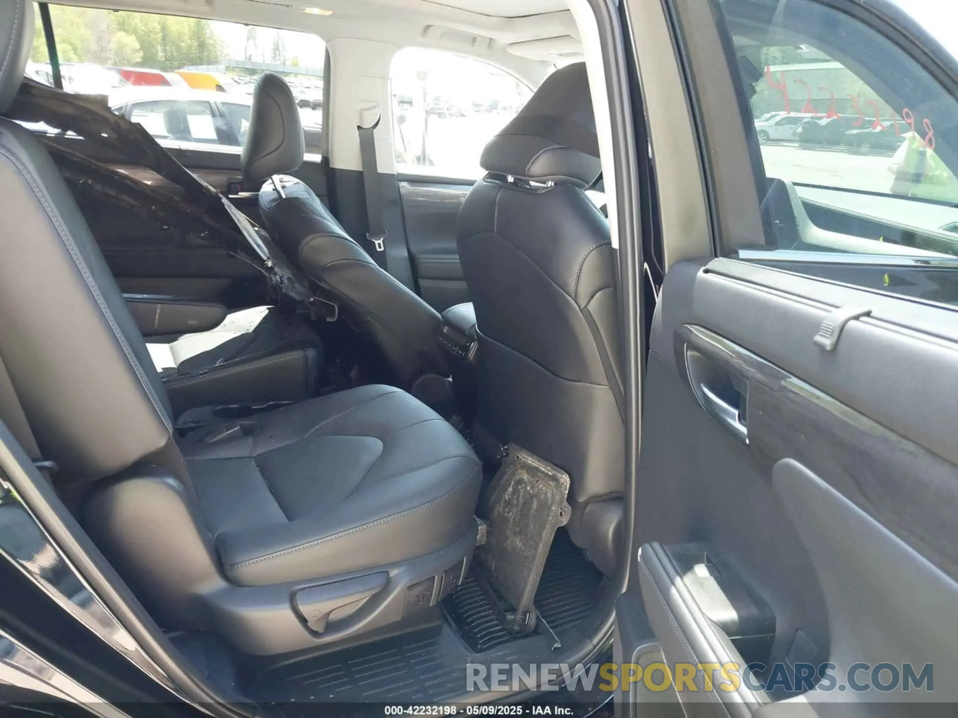 8 Photograph of a damaged car 5TDKDRBH6RS539642 TOYOTA HIGHLANDER 2024