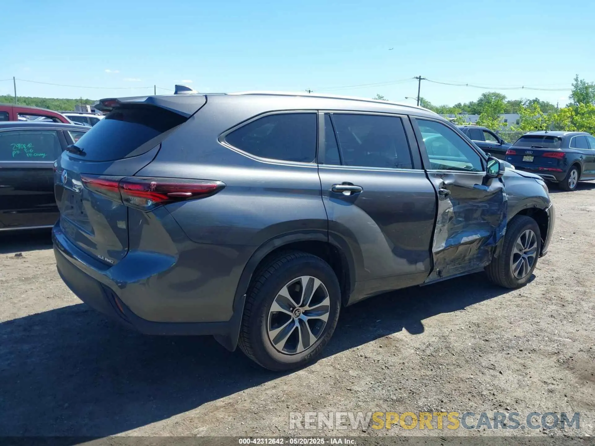 4 Photograph of a damaged car 5TDKDRBHXRS531947 TOYOTA HIGHLANDER 2024