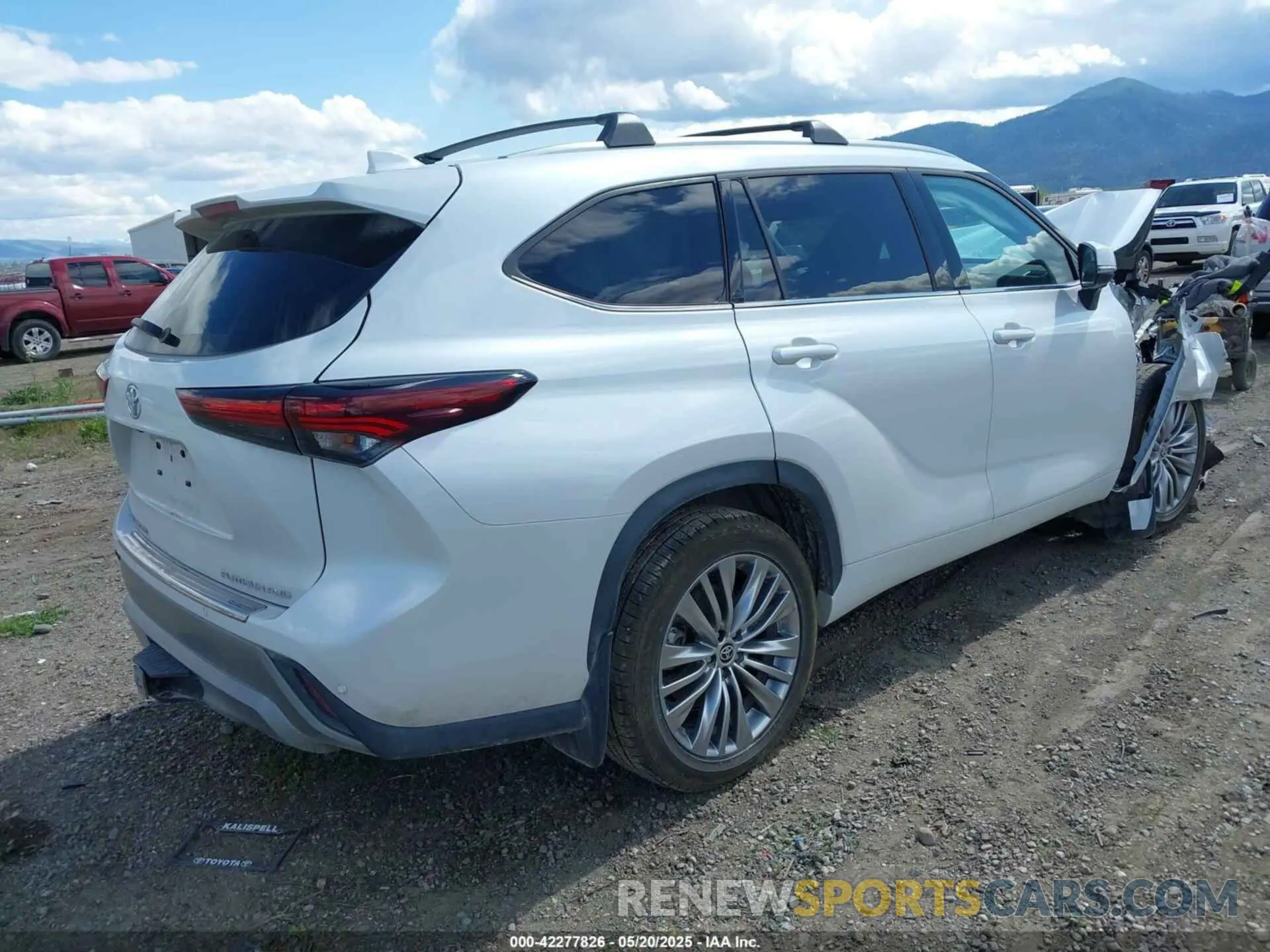 4 Photograph of a damaged car 5TDKDRBHXRS572904 TOYOTA HIGHLANDER 2024
