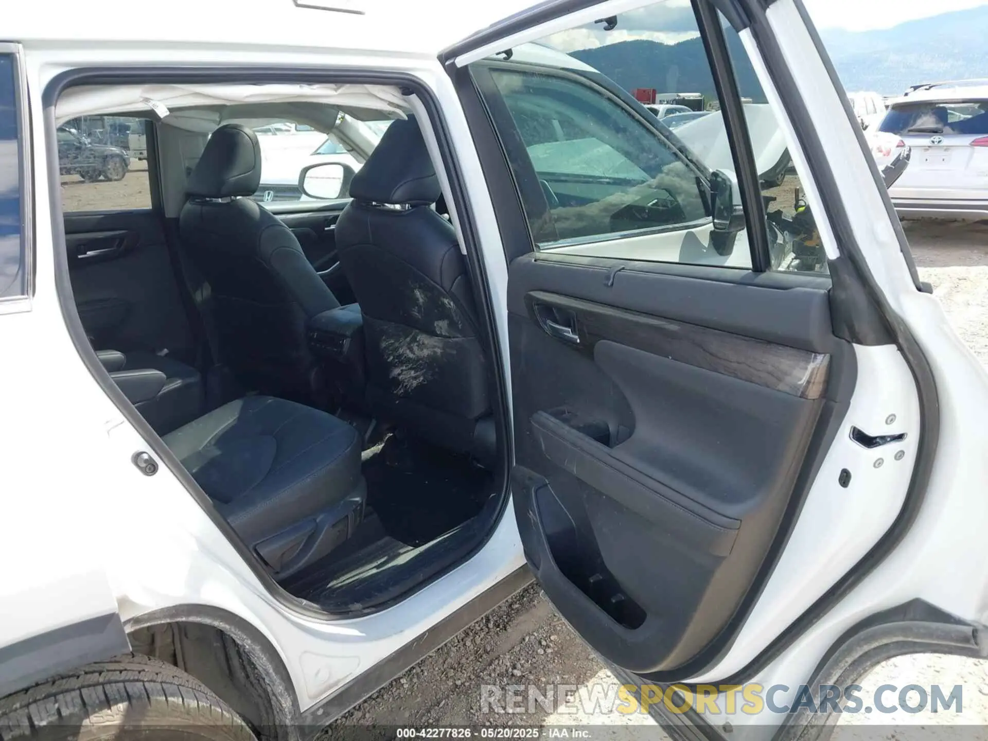 8 Photograph of a damaged car 5TDKDRBHXRS572904 TOYOTA HIGHLANDER 2024