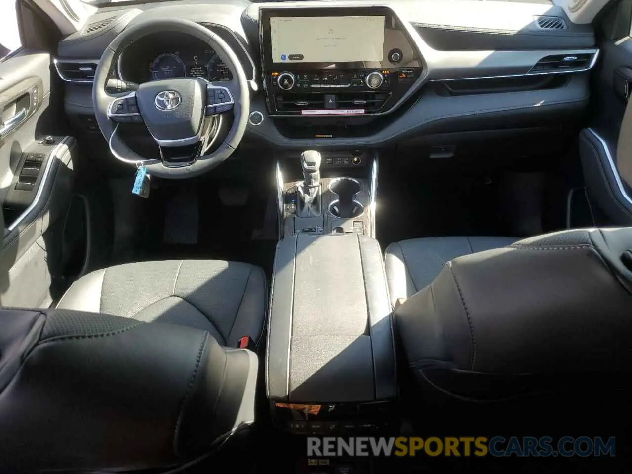 8 Photograph of a damaged car 5TDXBRCH5RS636180 TOYOTA HIGHLANDER 2024