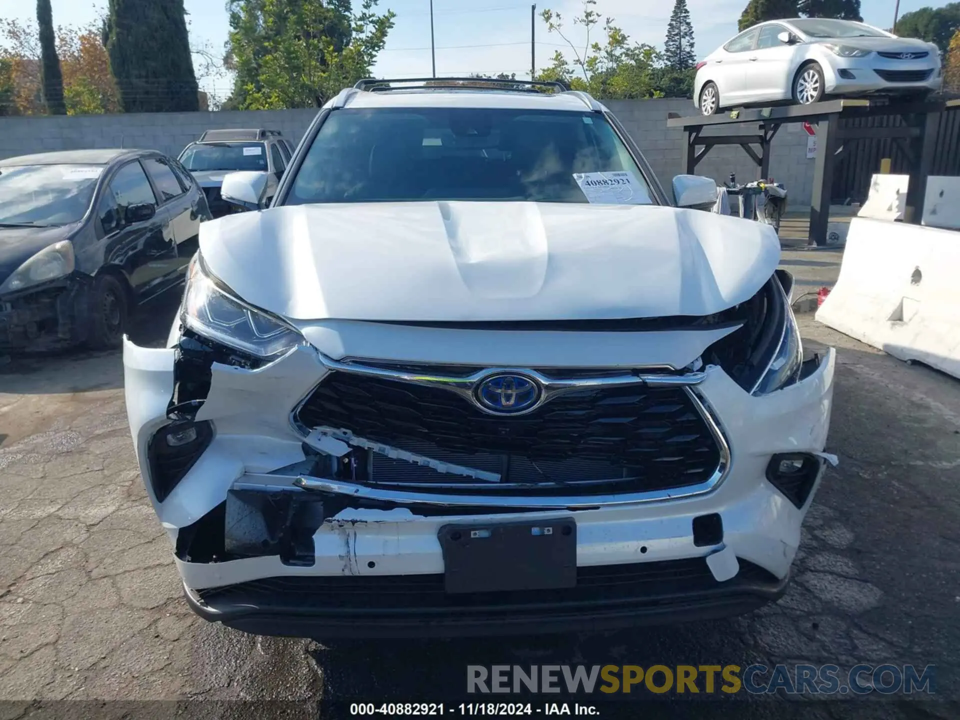 12 Photograph of a damaged car 5TDXBRCH5RS640360 TOYOTA HIGHLANDER 2024