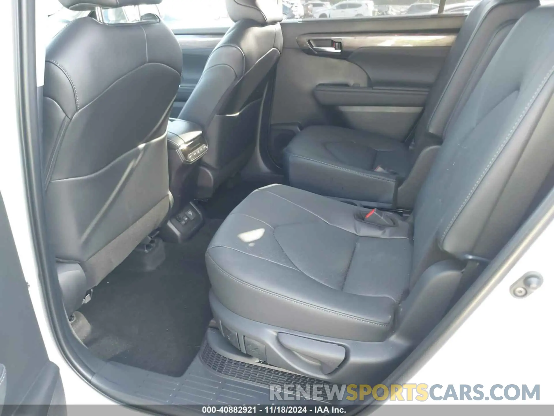 8 Photograph of a damaged car 5TDXBRCH5RS640360 TOYOTA HIGHLANDER 2024