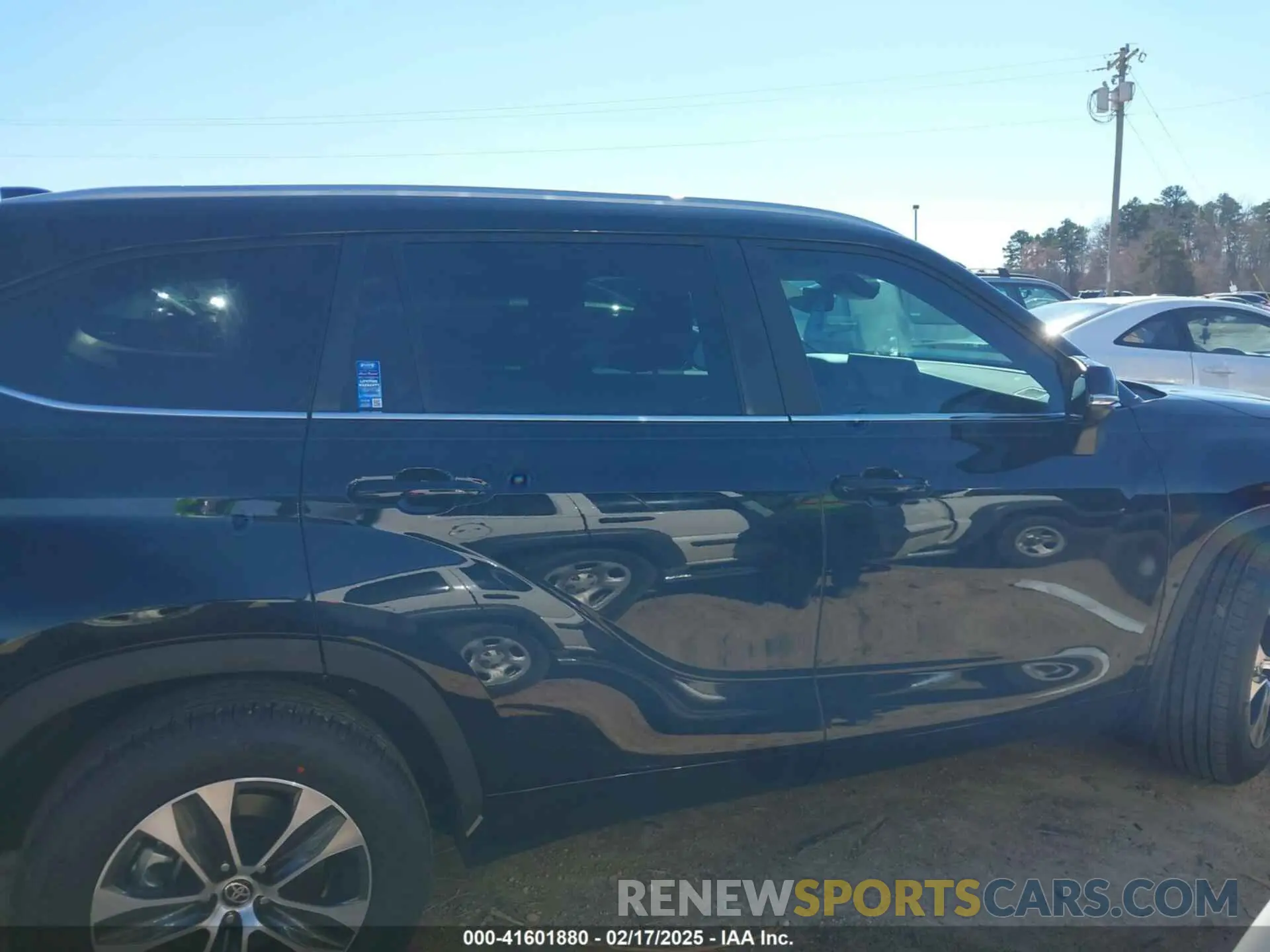 13 Photograph of a damaged car 5TDKDRAH8SS551248 TOYOTA HIGHLANDER 2025