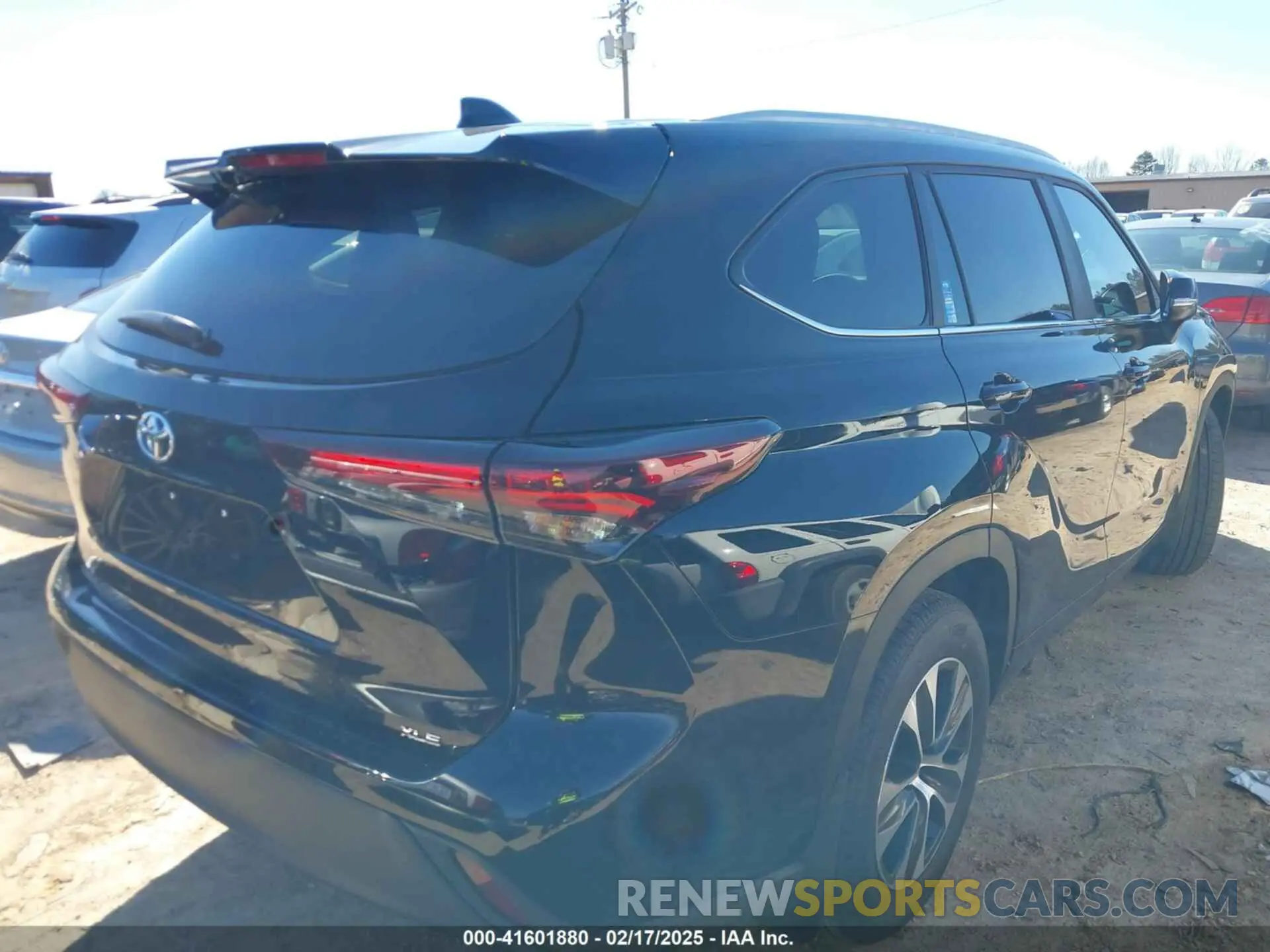 4 Photograph of a damaged car 5TDKDRAH8SS551248 TOYOTA HIGHLANDER 2025