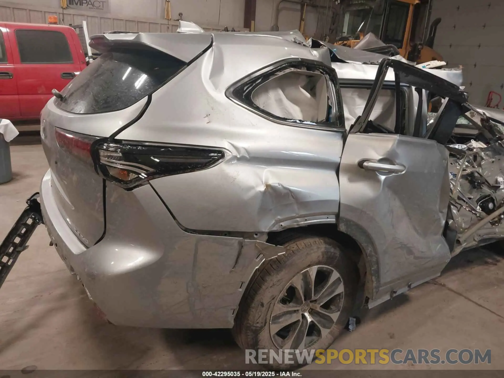 15 Photograph of a damaged car 5TDKDRBH9SS576156 TOYOTA HIGHLANDER 2025