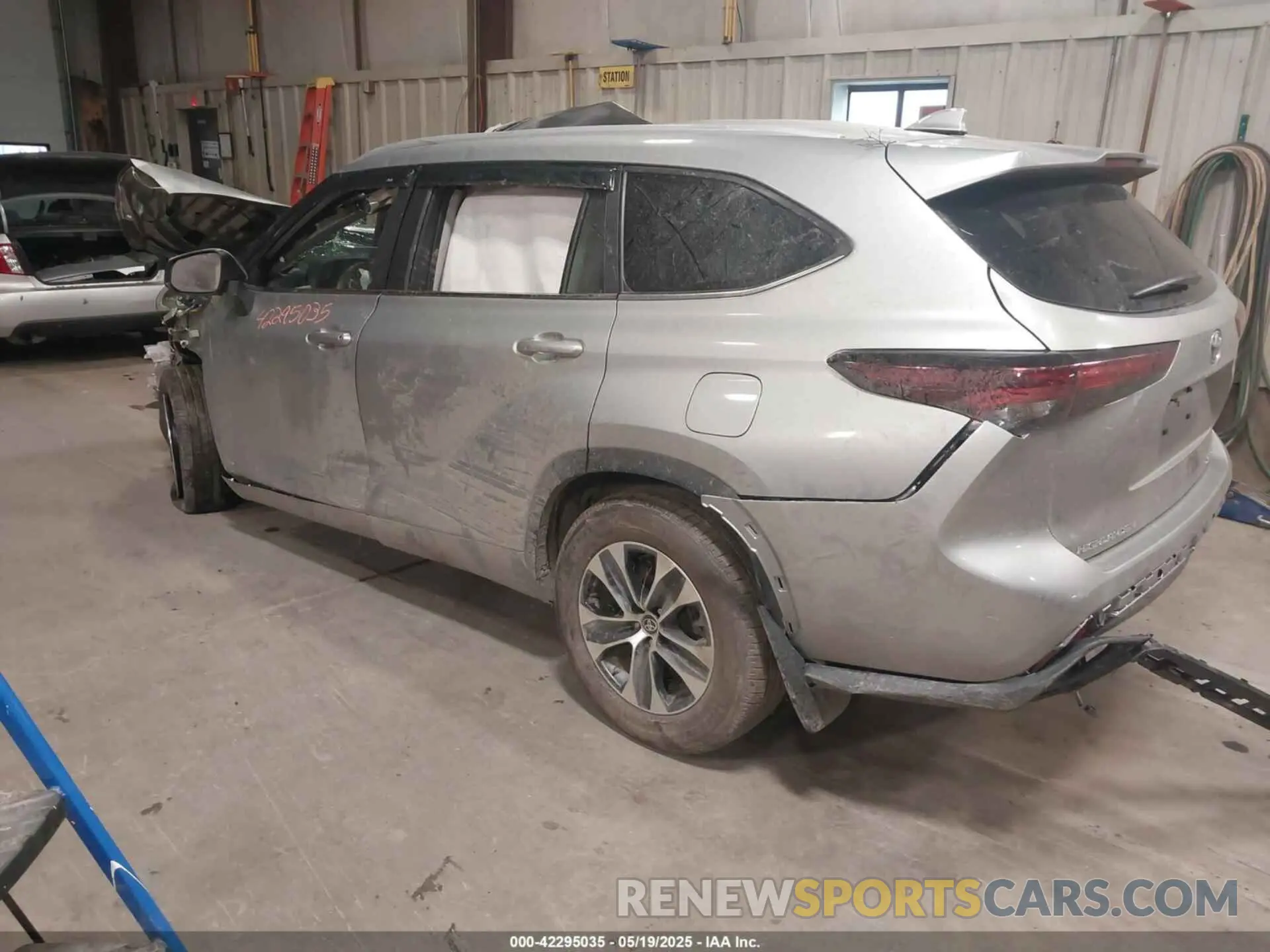 3 Photograph of a damaged car 5TDKDRBH9SS576156 TOYOTA HIGHLANDER 2025