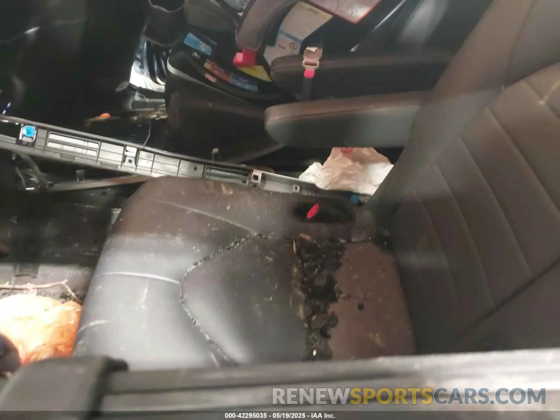 8 Photograph of a damaged car 5TDKDRBH9SS576156 TOYOTA HIGHLANDER 2025