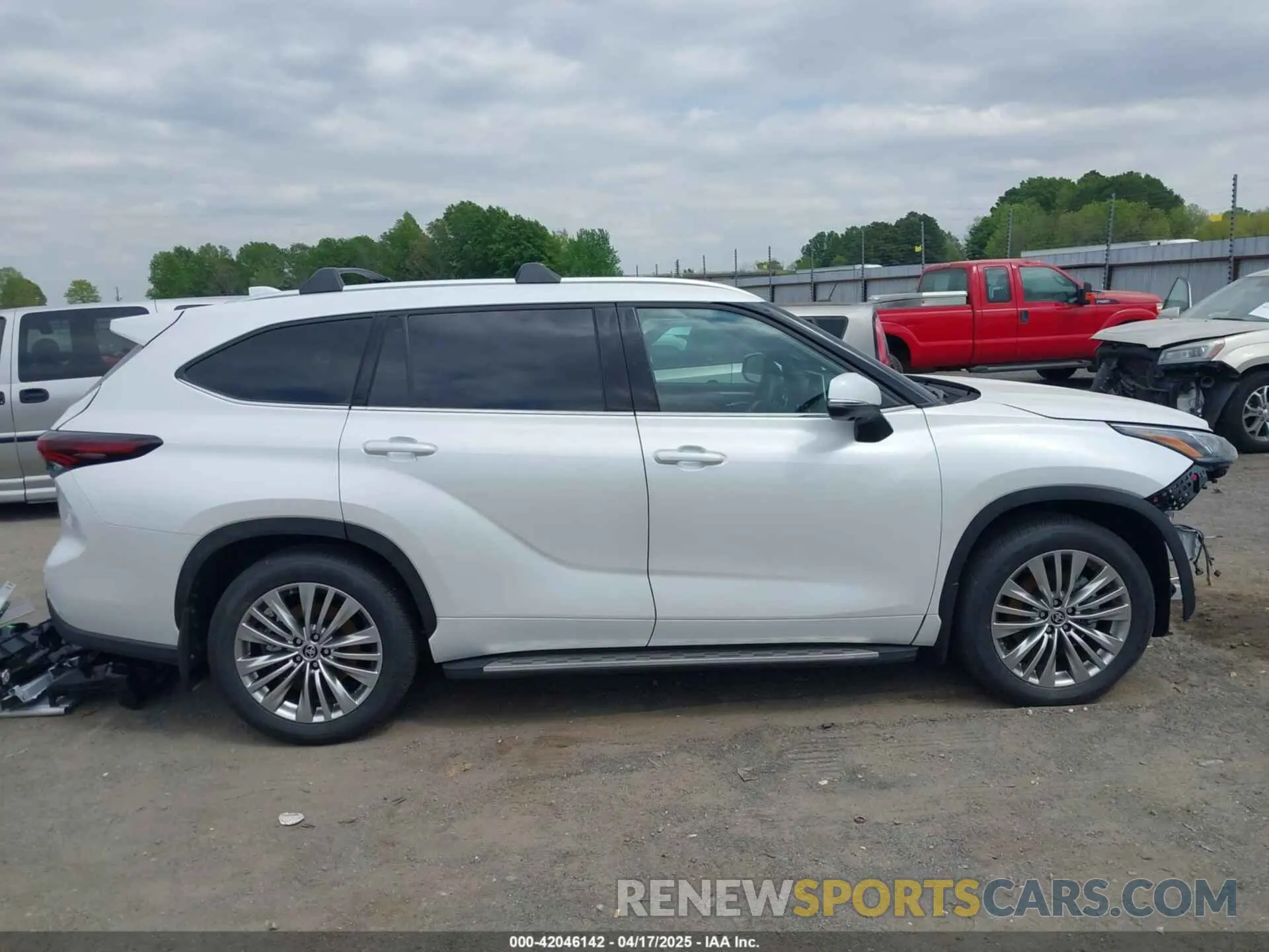 14 Photograph of a damaged car 5TDKDRBHXSS01A236 TOYOTA HIGHLANDER 2025